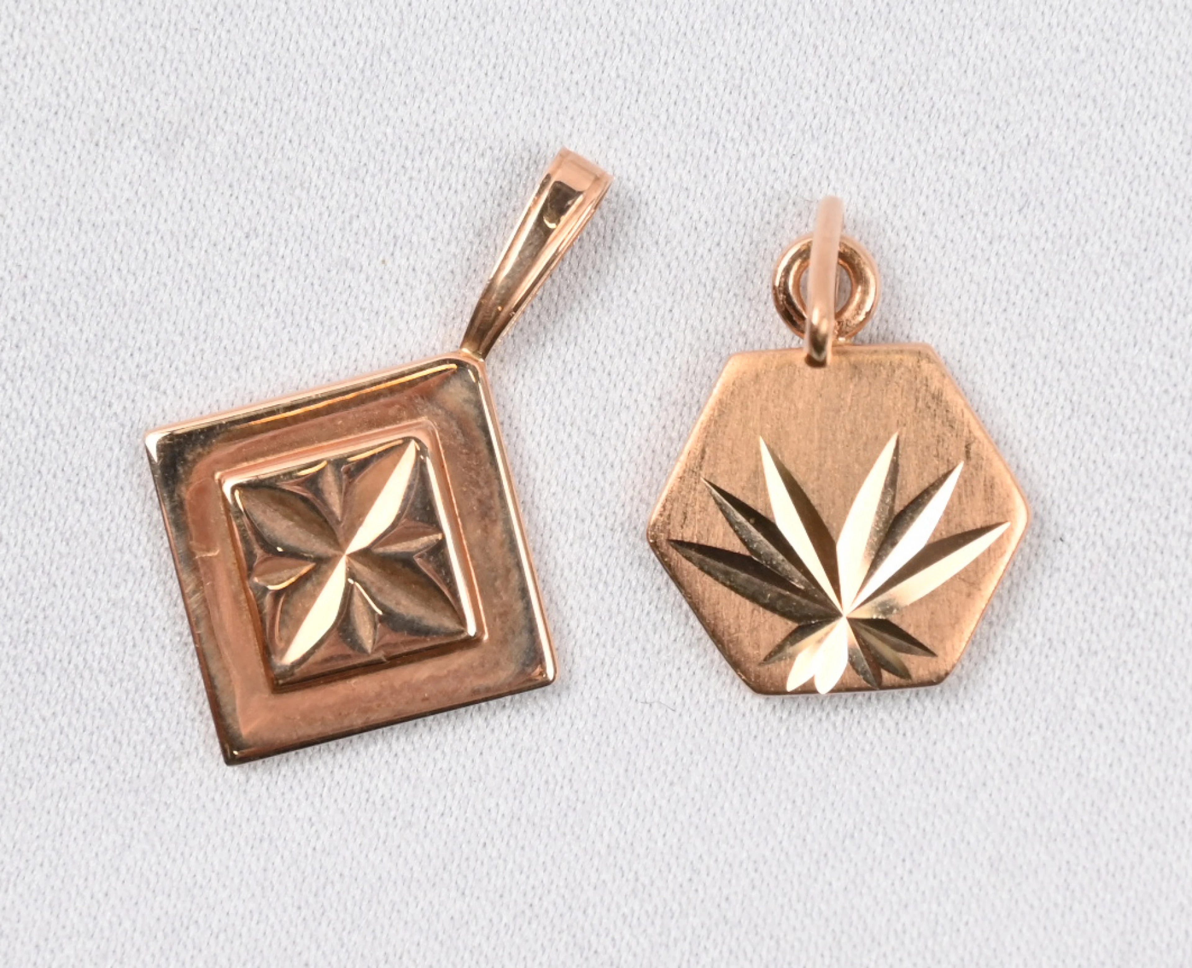 Pendants, gold (583), two different from the Soviet Union. Weight