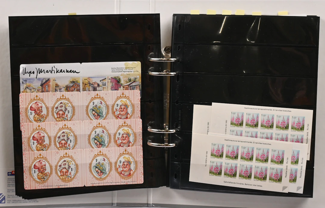 Booklets and miniature sheets selection of MNH ** material in an album