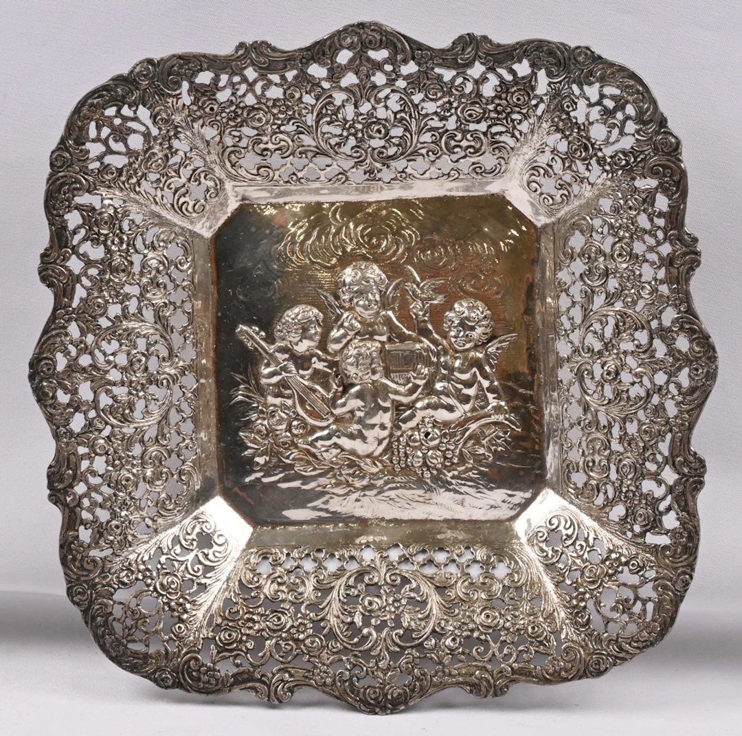 Bowl, silver, size approximately 18 x 18 cm. Weight approximately 195g.