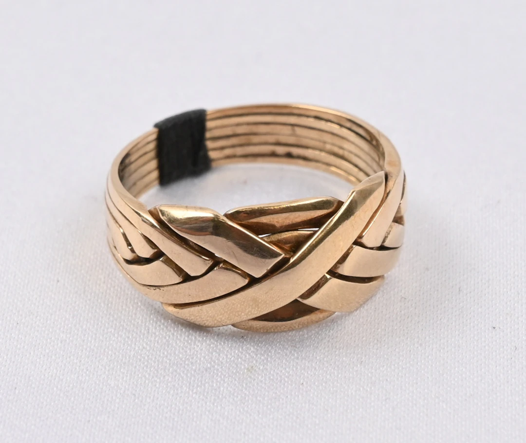 Six-piece burr puzzle ring, gold (18 k). Weight approximately 6½ g.