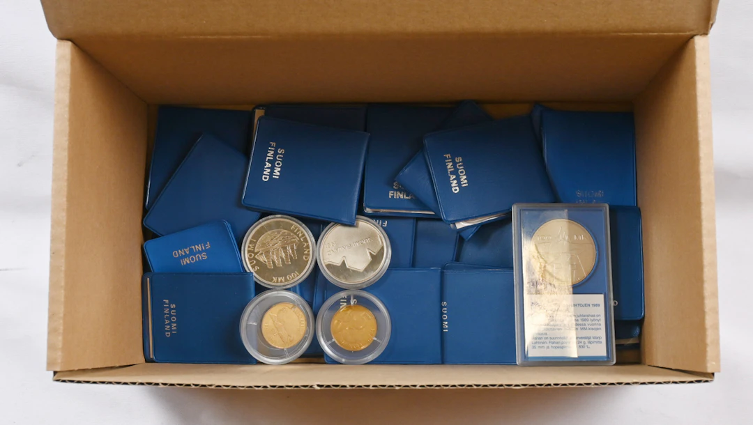 Commemorative coins fine selection nearly 30 pieces, of which 100