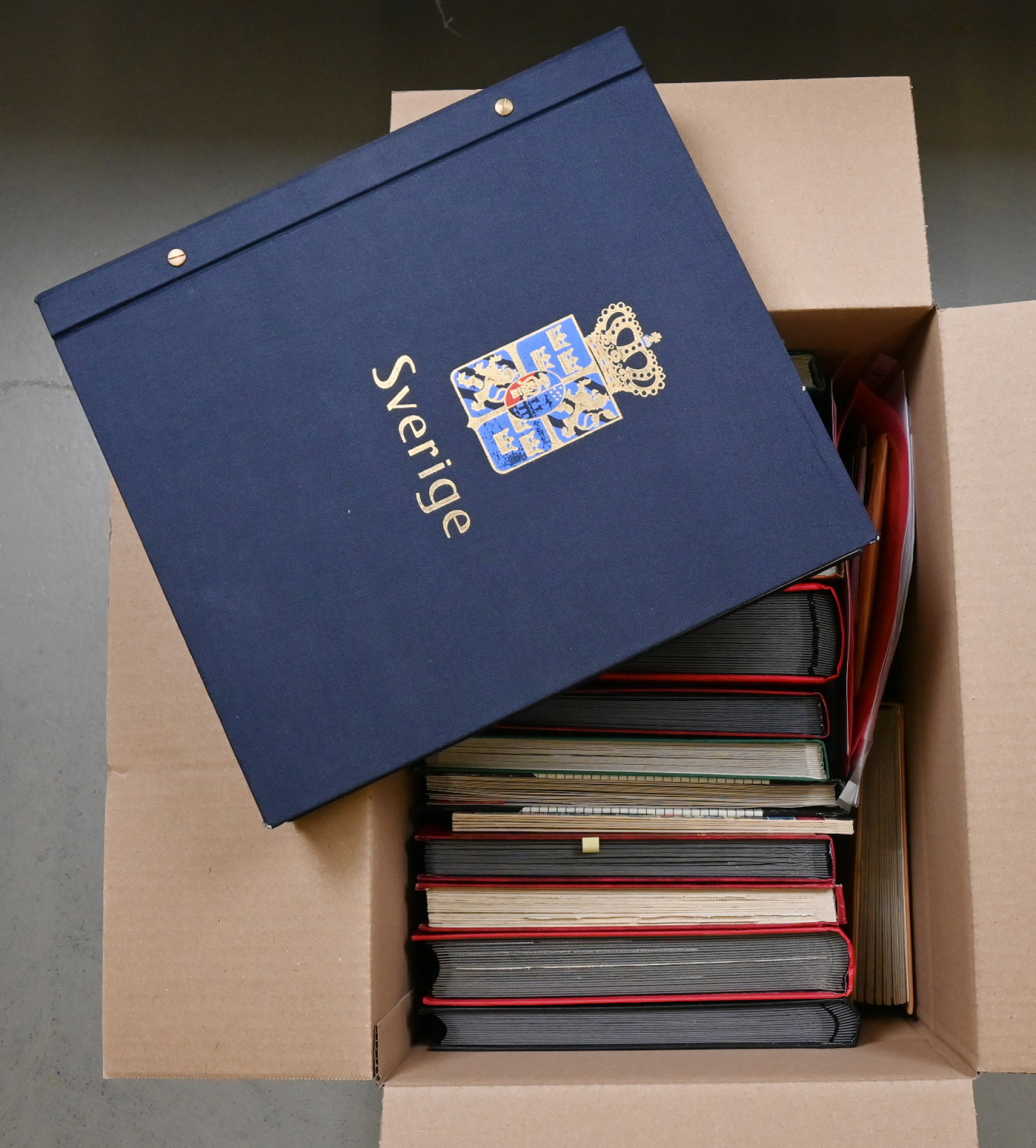 Abundant selection of different thematic stamps in 15 stockbooks/albums