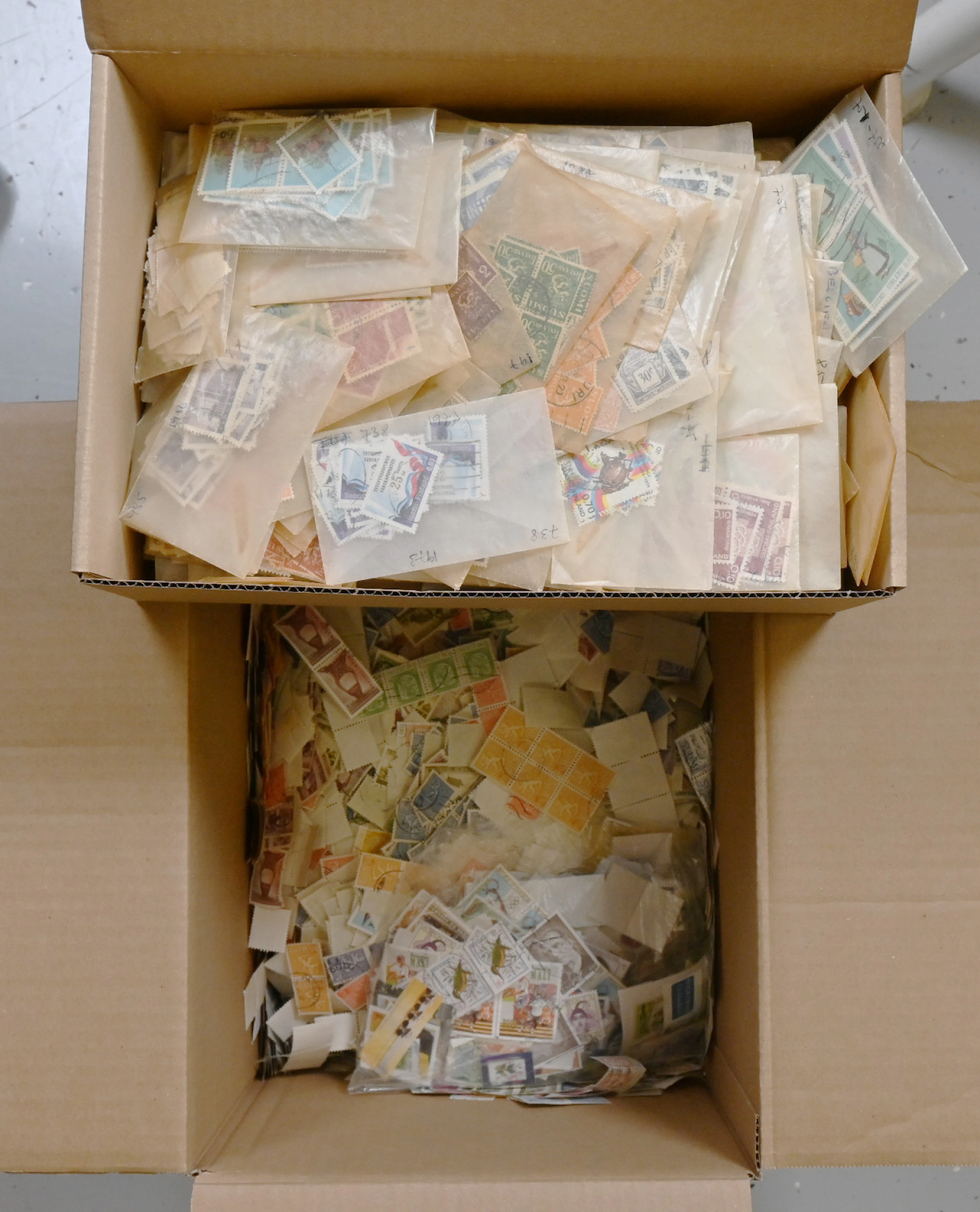 Loose bulk stamps in approximately 4½ KG box. Partly sorted, plenty
