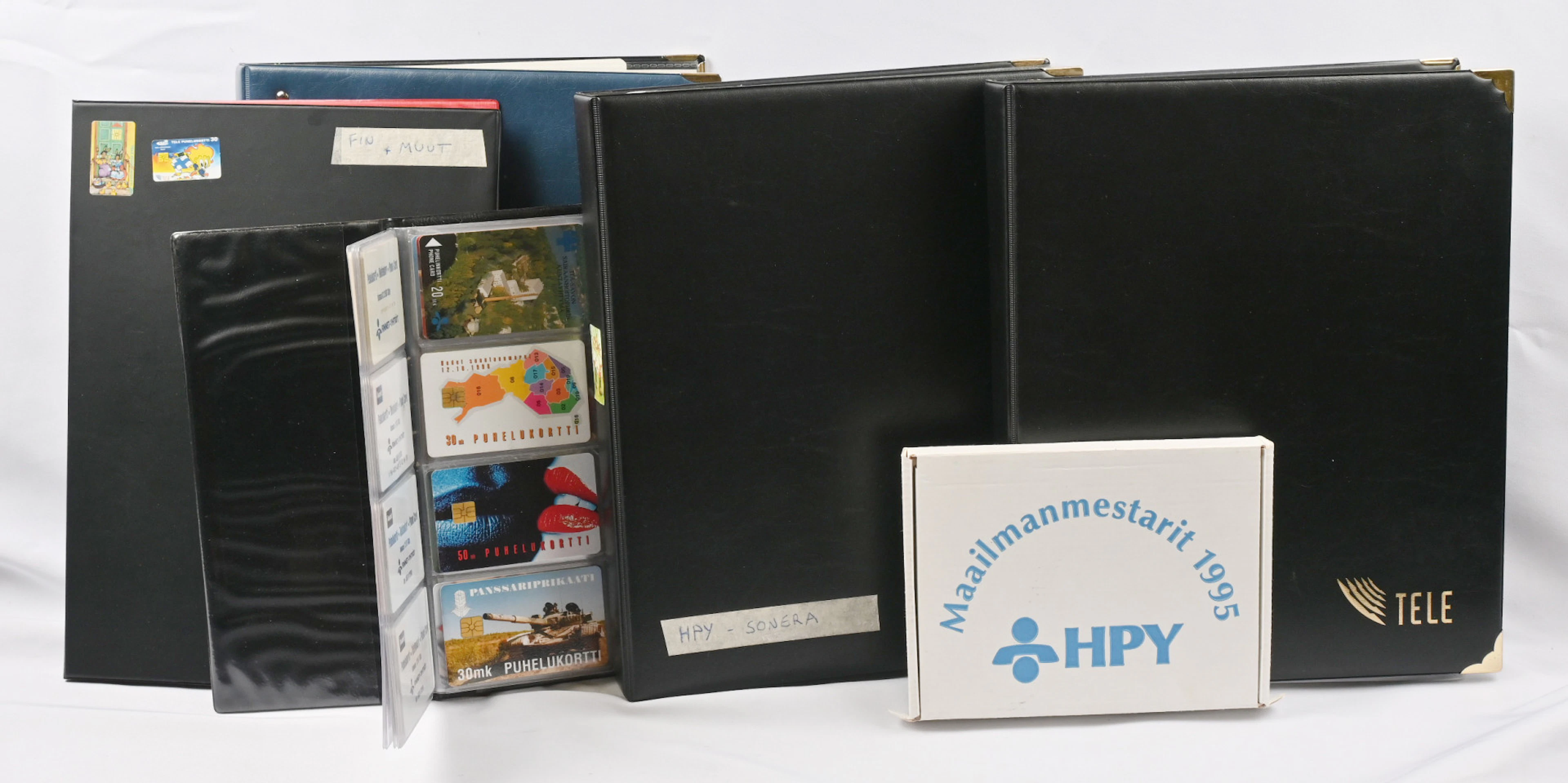 Telephone cards collection in albums, approximately 8 KG.