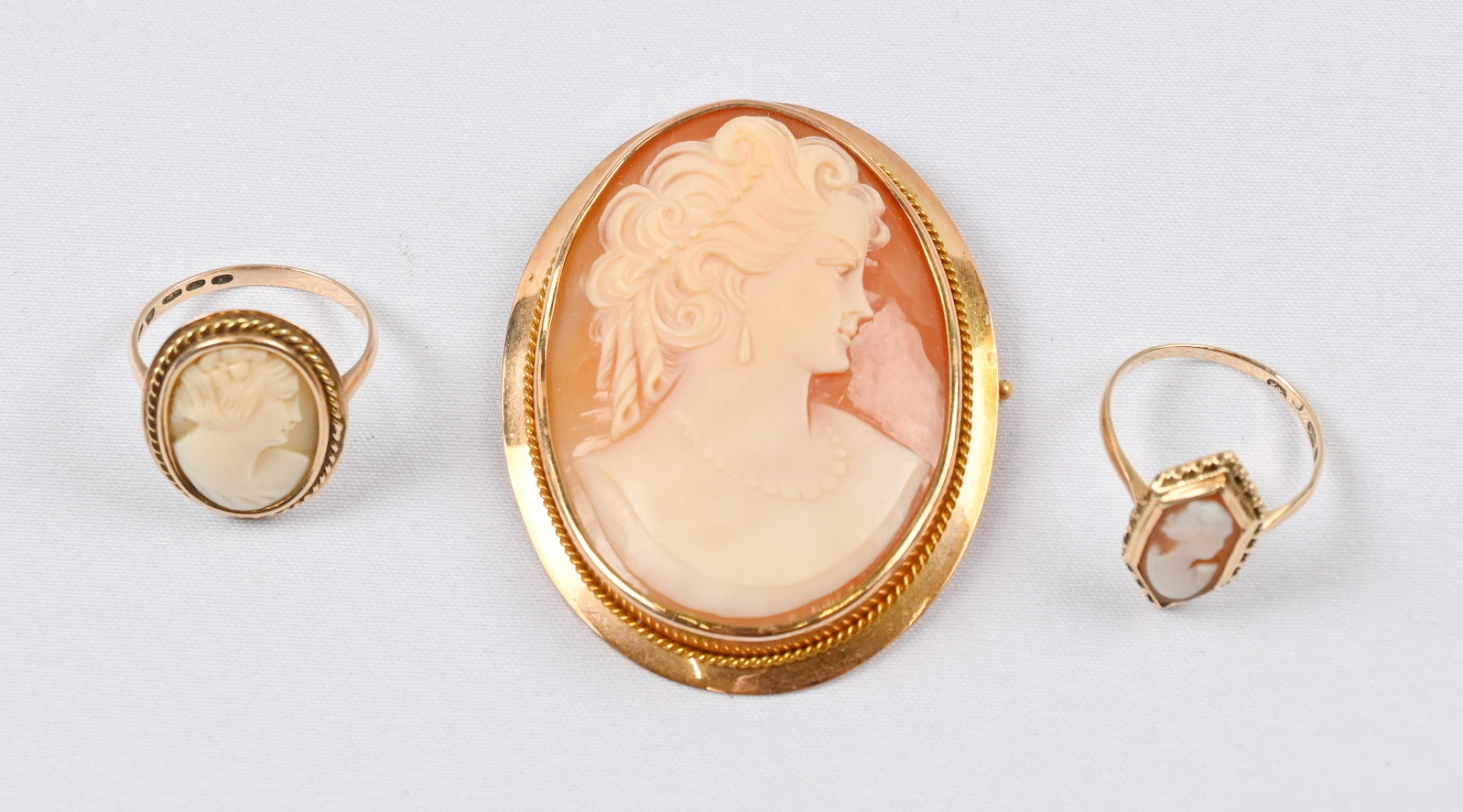 Cameo brooch 52 mm, frame 585 gold and two Cameo rings (585). Gross