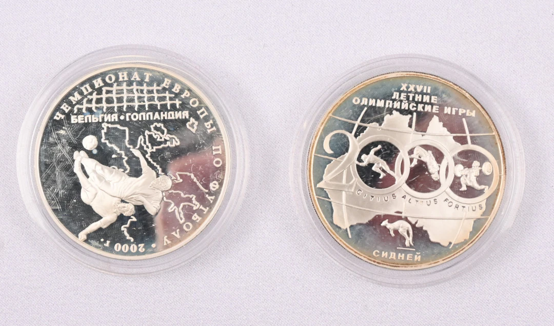 2000 two valuable 3 Rouble silver commemorative coins in capsules.