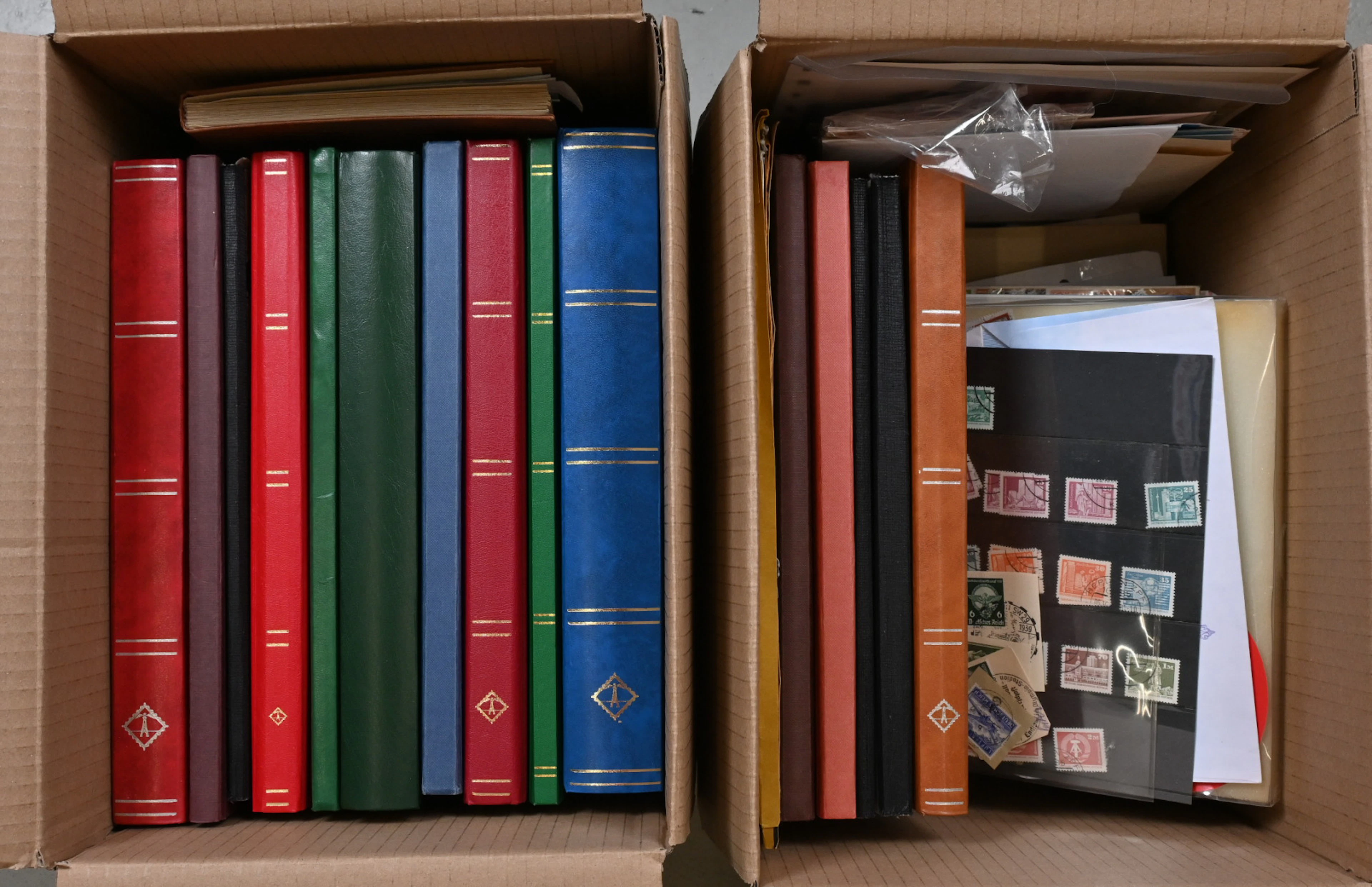 Worldwide, in 16 stockbooks large selection of stamps from all over