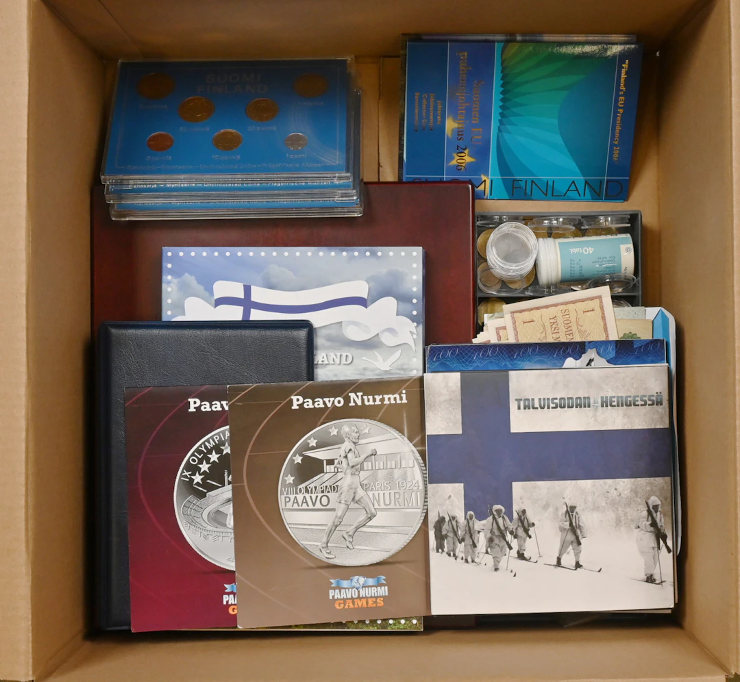 In a box a mixed selection eg. coins for example 1952 500 markka four