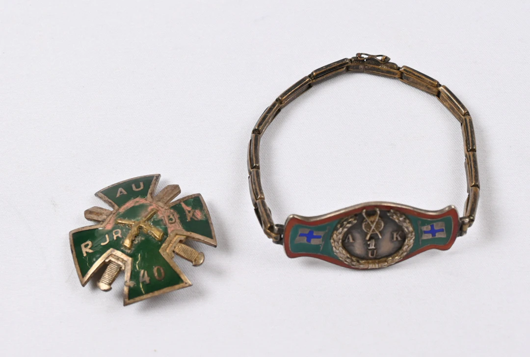 JR13 NCO course cross 1940 and silver NCO school (AUK) bracelet from year 1928.