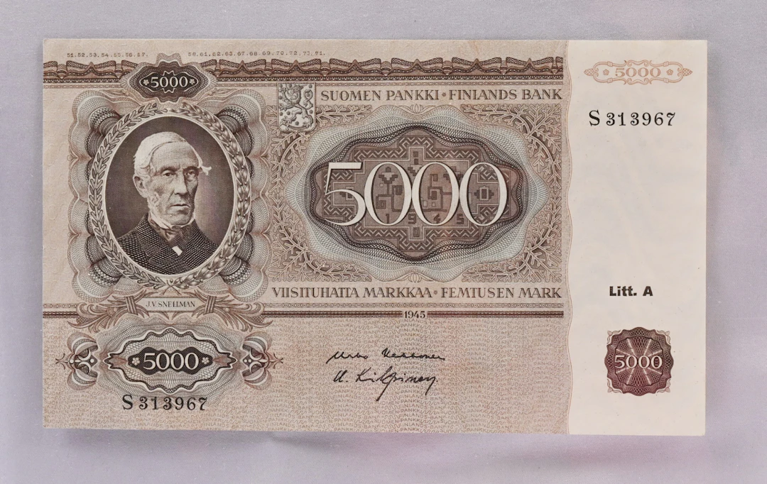 1945 selection from 5 markka to 5000 markka nine banknotes, condition 01/1+