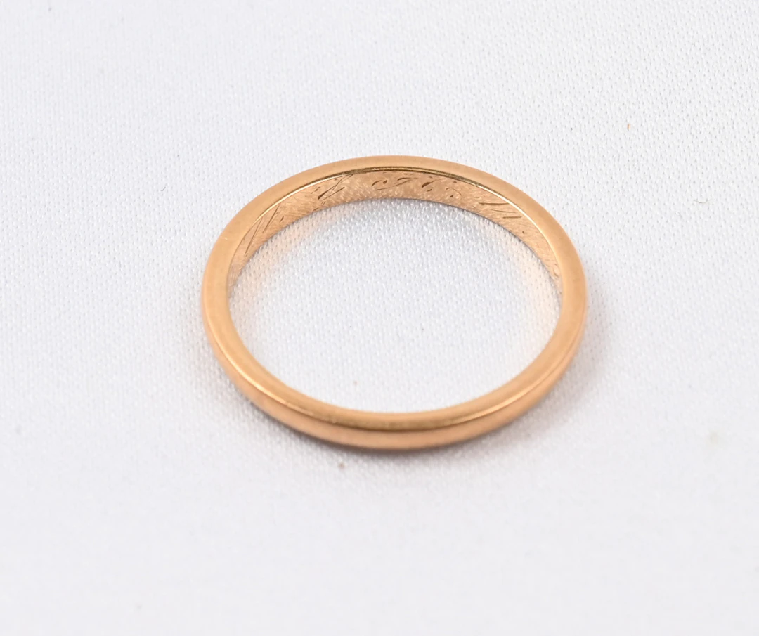 Gold ring (750), engraving, maker's mark WP, weight approximately 3.4g.
