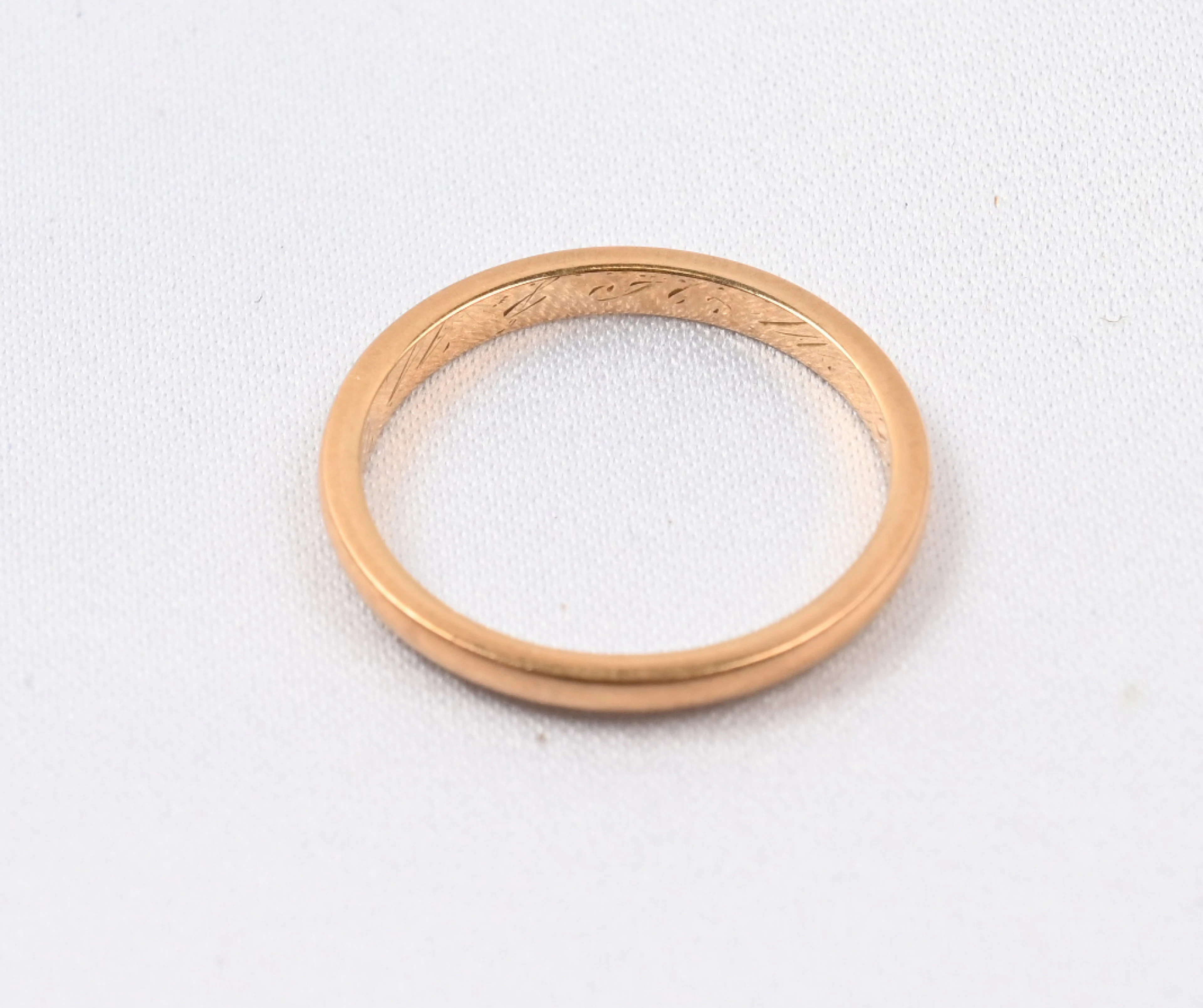 Gold ring (750), engraving, maker's mark WP, weight approximately 3.4g.