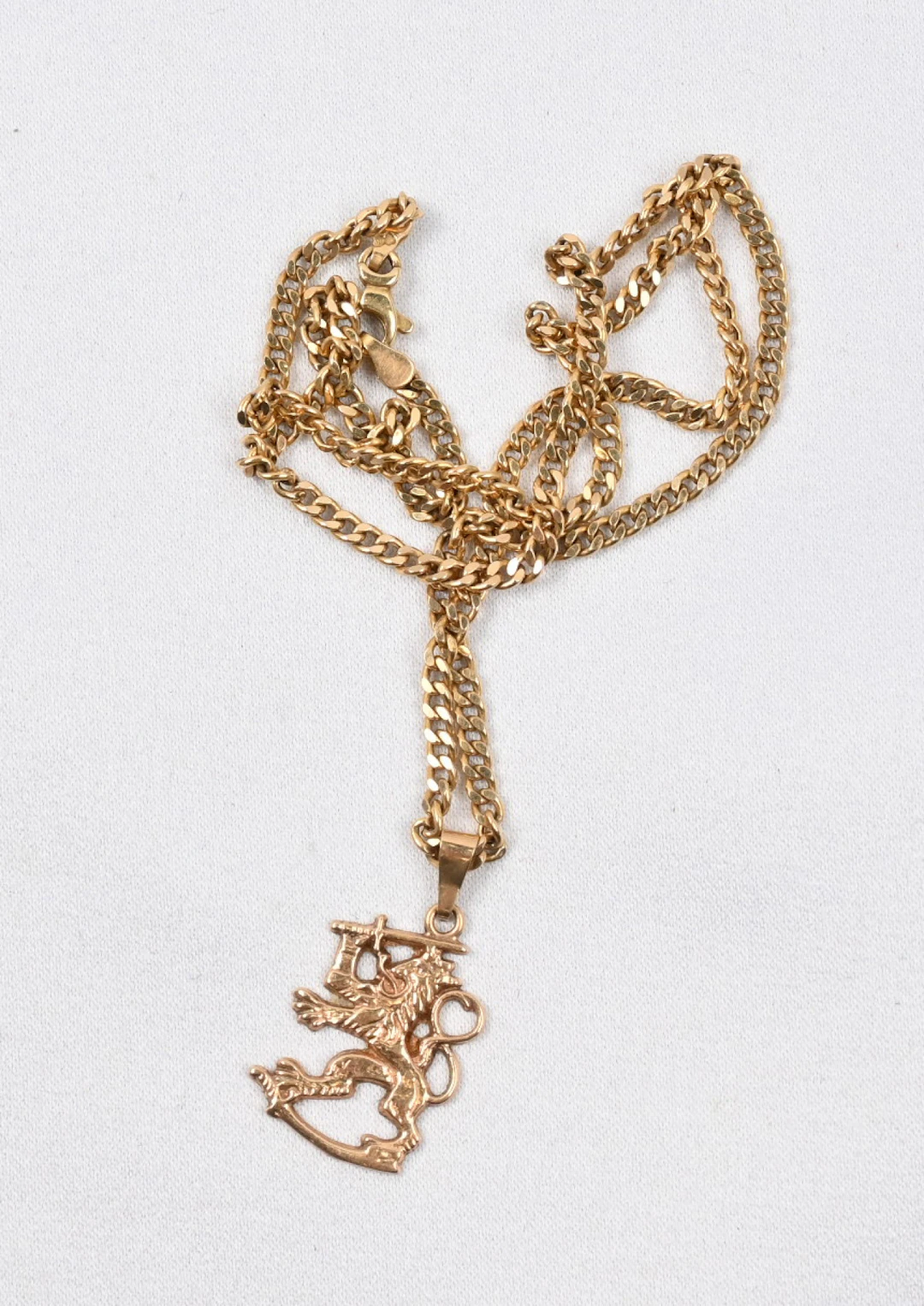 Finland lion pendant and a chain, gold (14 k). Weight approximately 7 g.