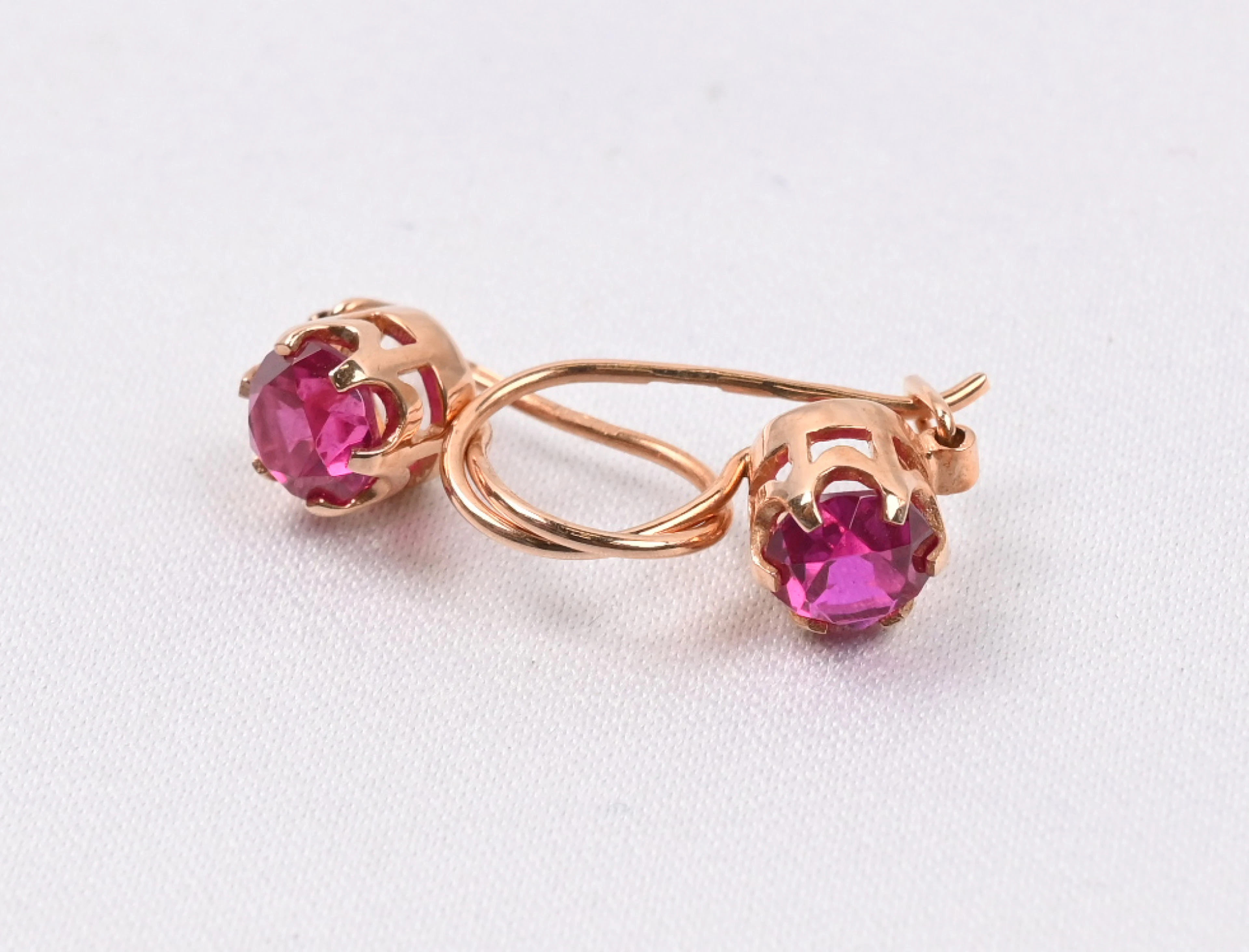 Gemstone earrings, gold (14 k). Gross weight approximately 2.4 g.