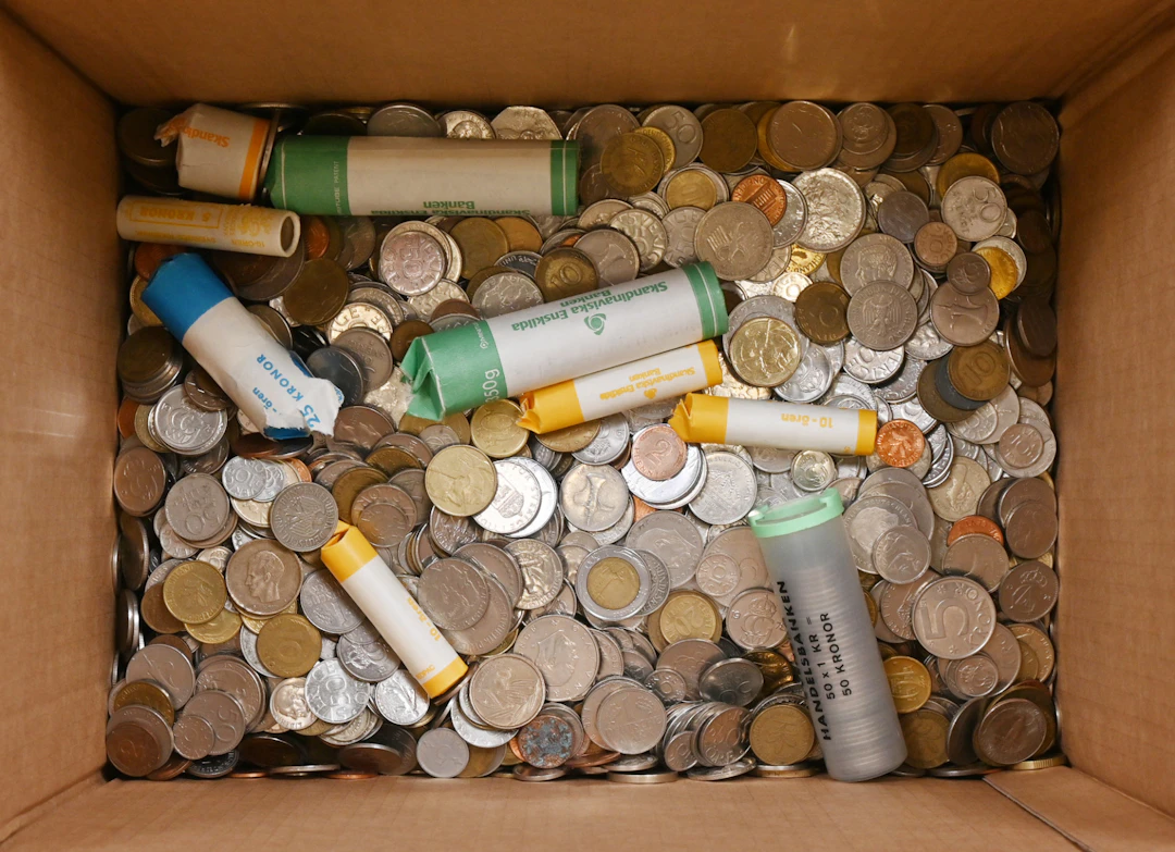 Whole world coin lot, ca. 16 KG including also a few naknotes