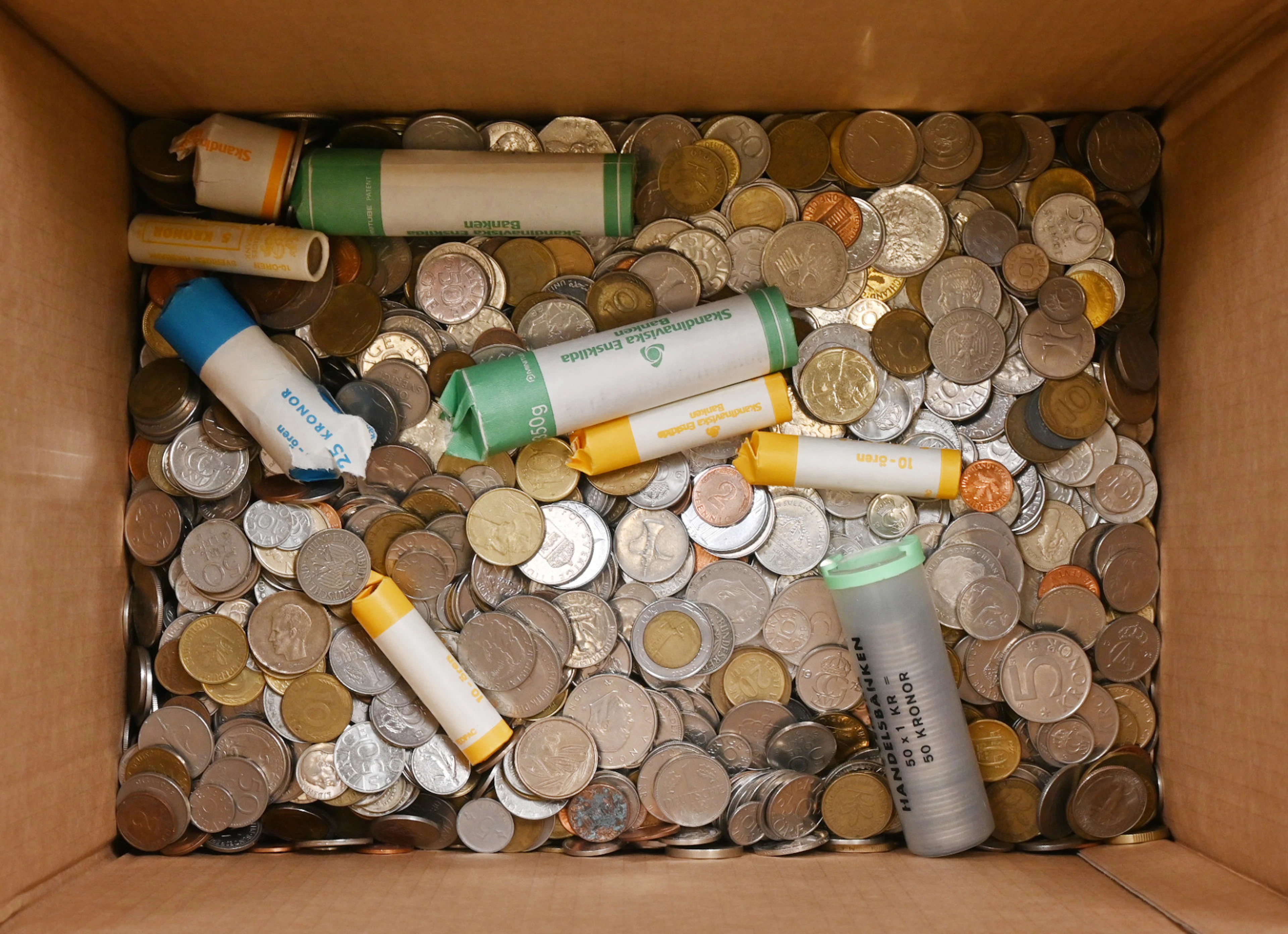 Whole world coin lot, ca. 16 KG including also a few naknotes