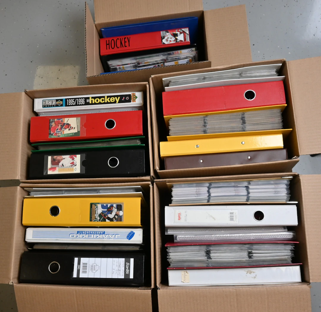 Hockey cards large selection in approx. 25 albums. Material mostly