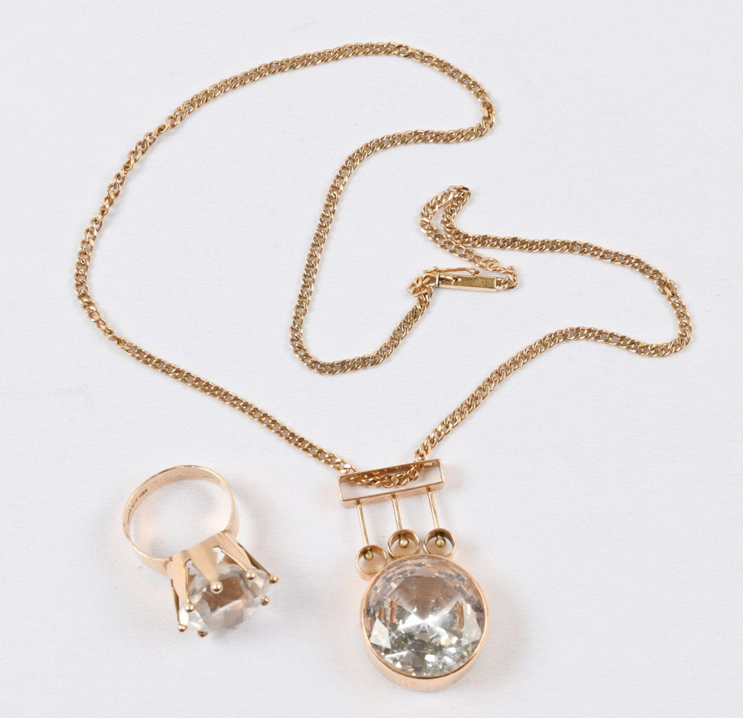Neck chain and a signet ring 585 gold with large gemstones. Gross weight 24 g.