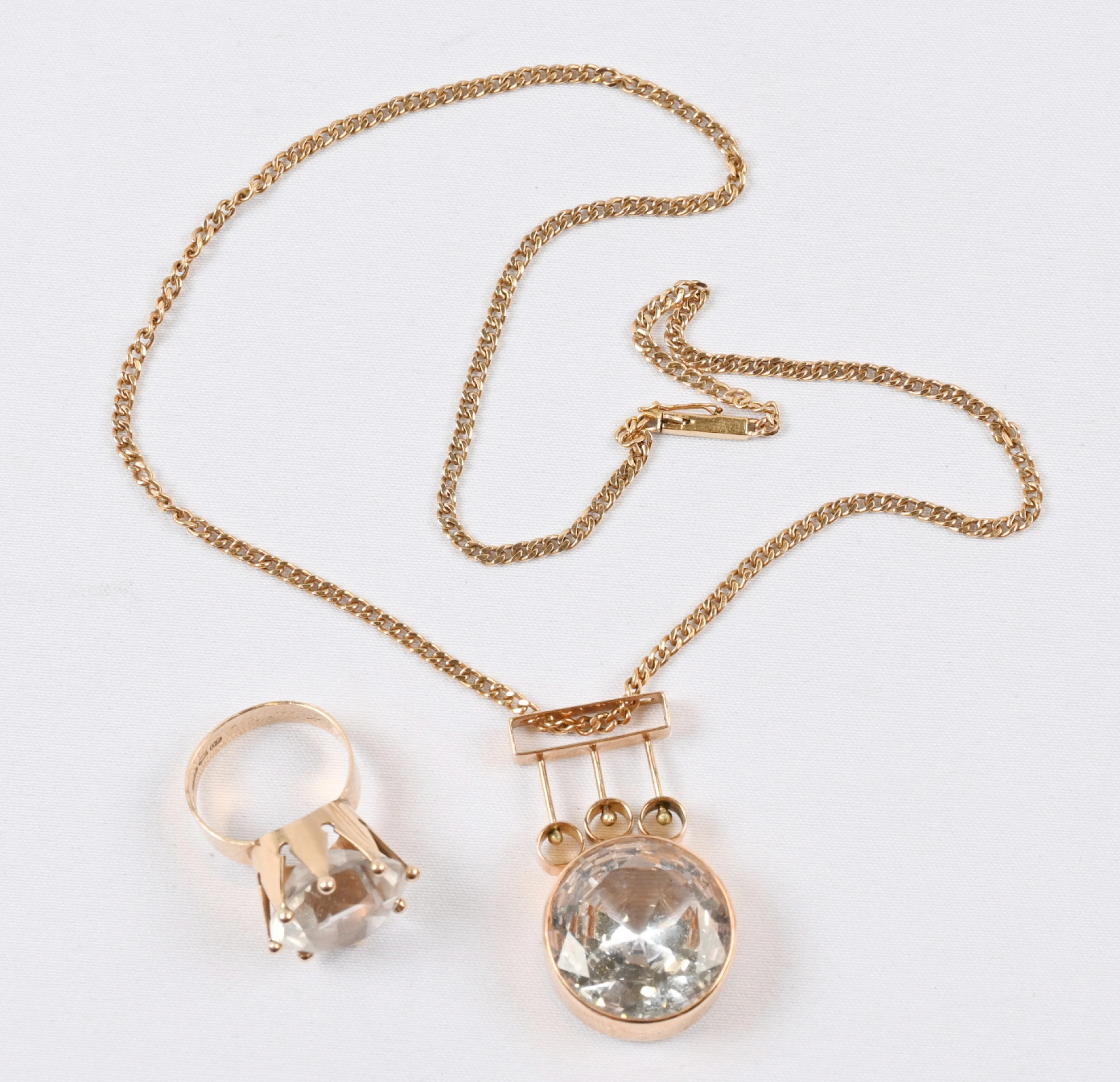 Neck chain and a signet ring 585 gold with large gemstones. Gross weight 24 g.