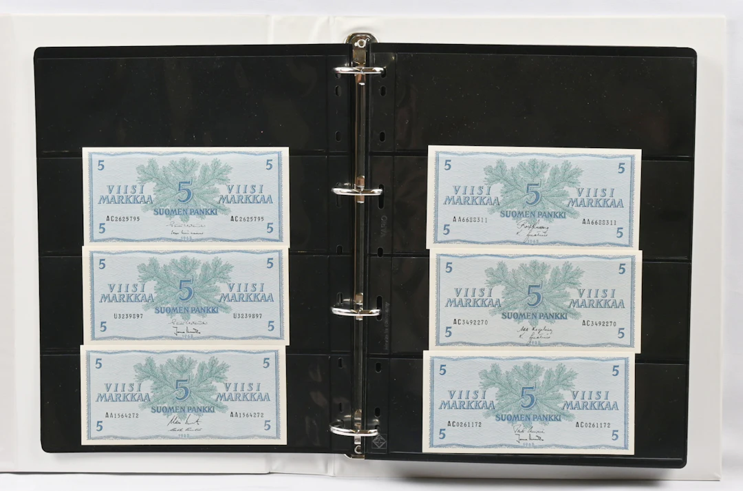 Banknote collection in an album. 1963 5 markka N U X AA AB AC series