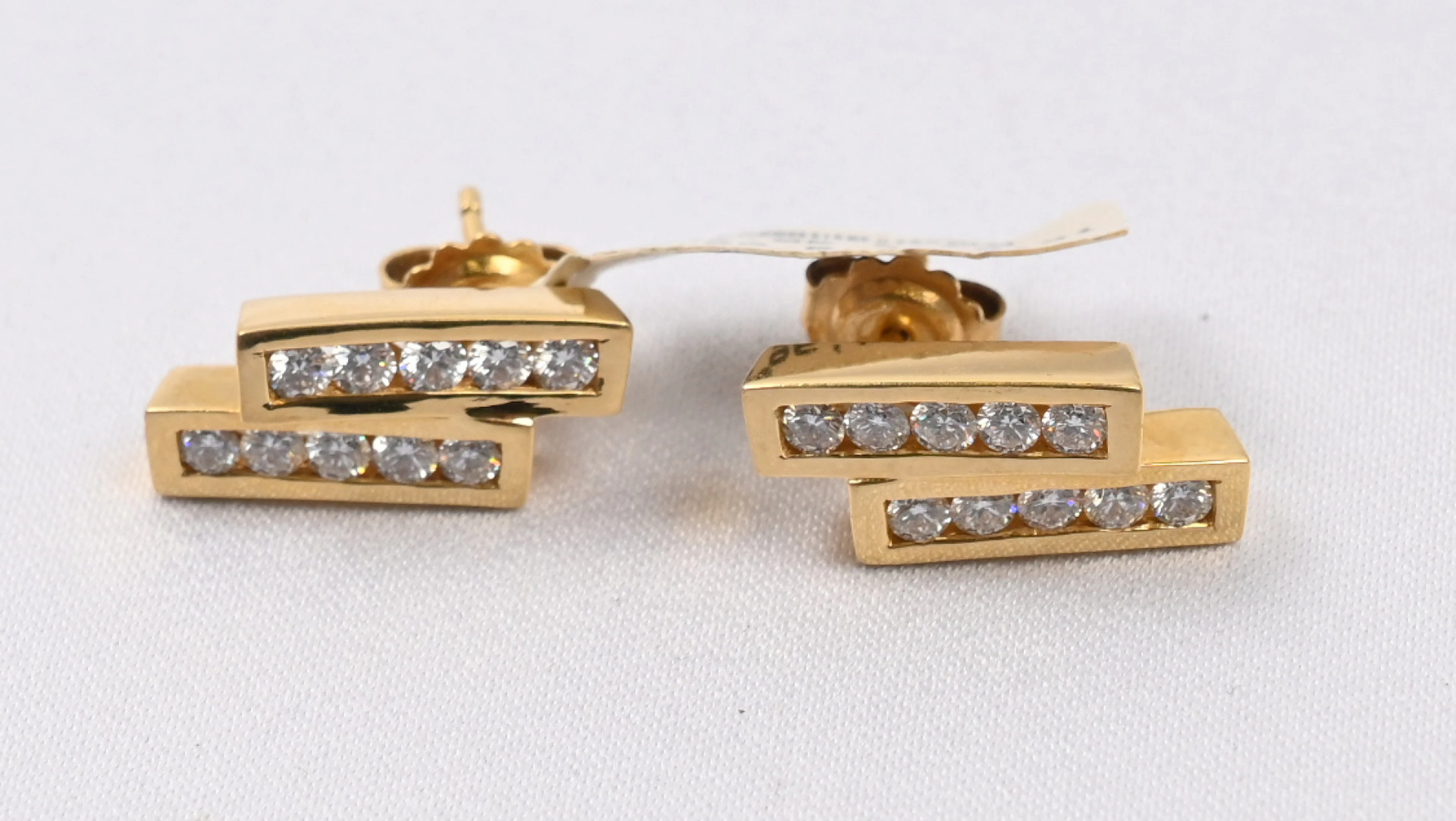 Diamond earrings (in total 1.06 CT) gold (750). Gross weight approximately