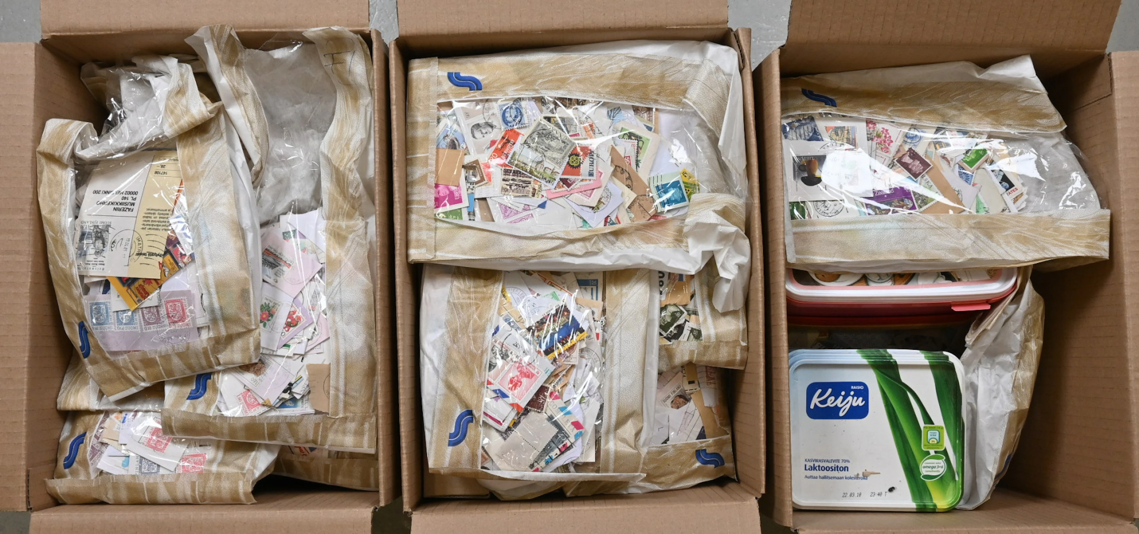 Finland and foreign countries mixed kiloware in bags, boxes and loose