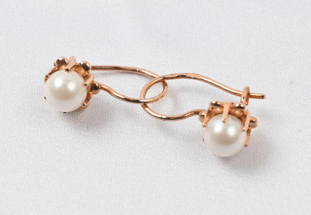Pearl earrings, gold (14 k). Gross weight approximately 3½ g.