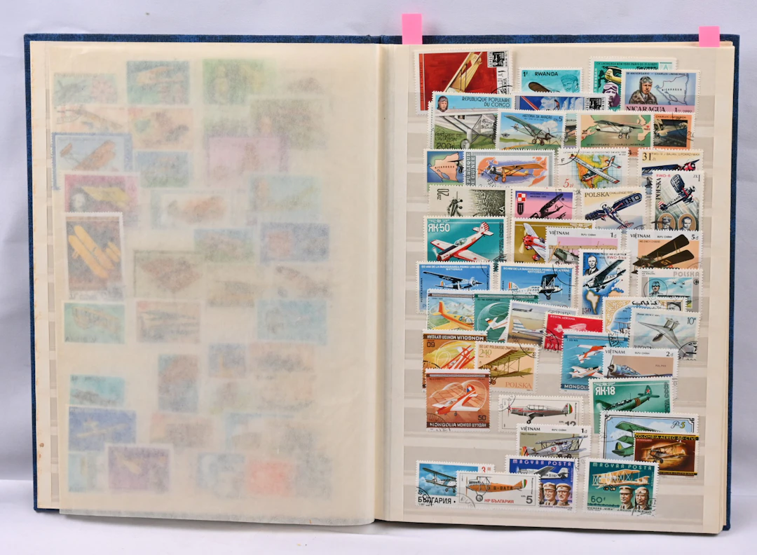 Airplanes, helicopters and other flying machines, ca. 500 stamps in