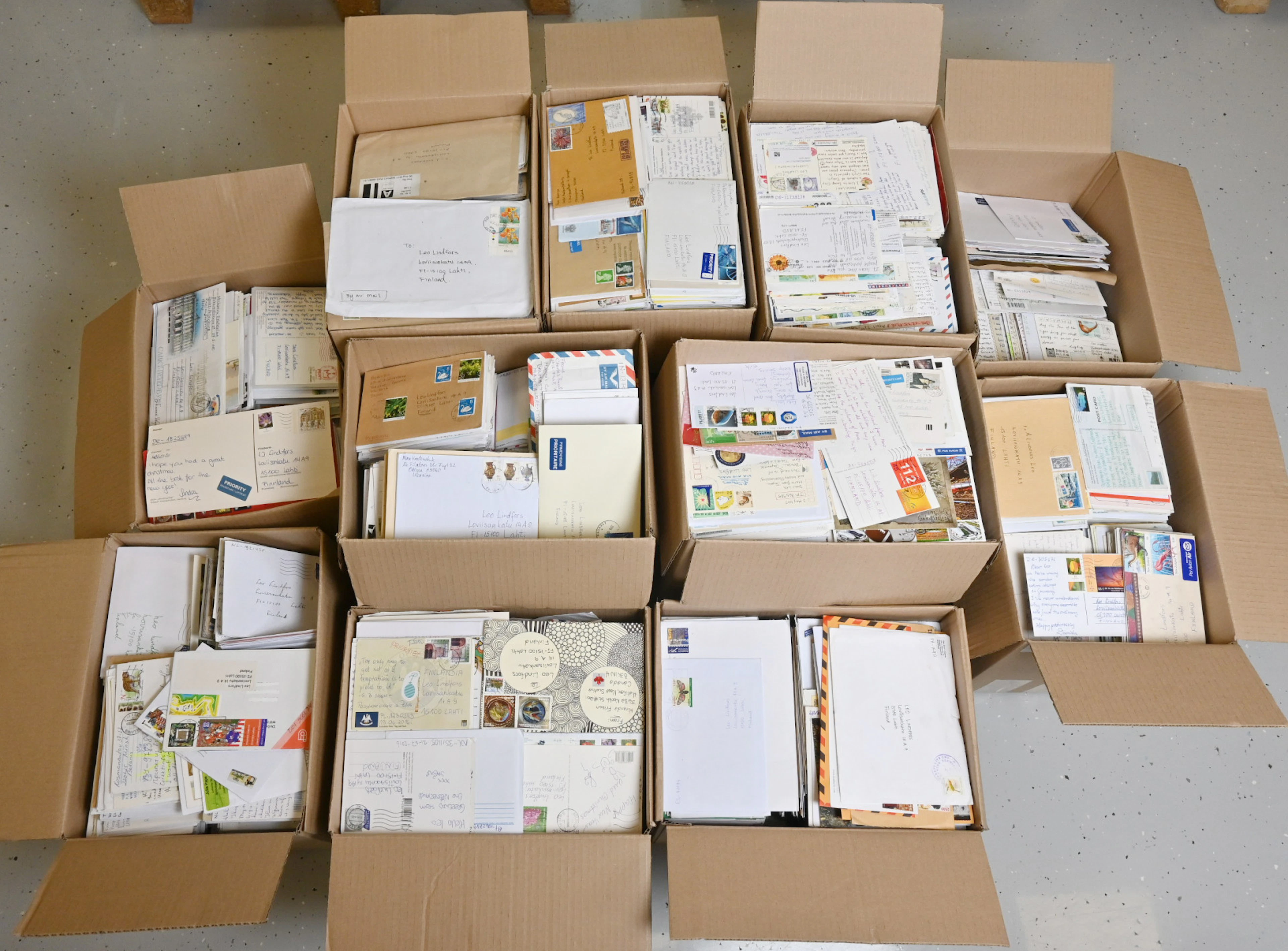 Entire correspondence of a Postcrossing enthusiast in 11 boxes, total