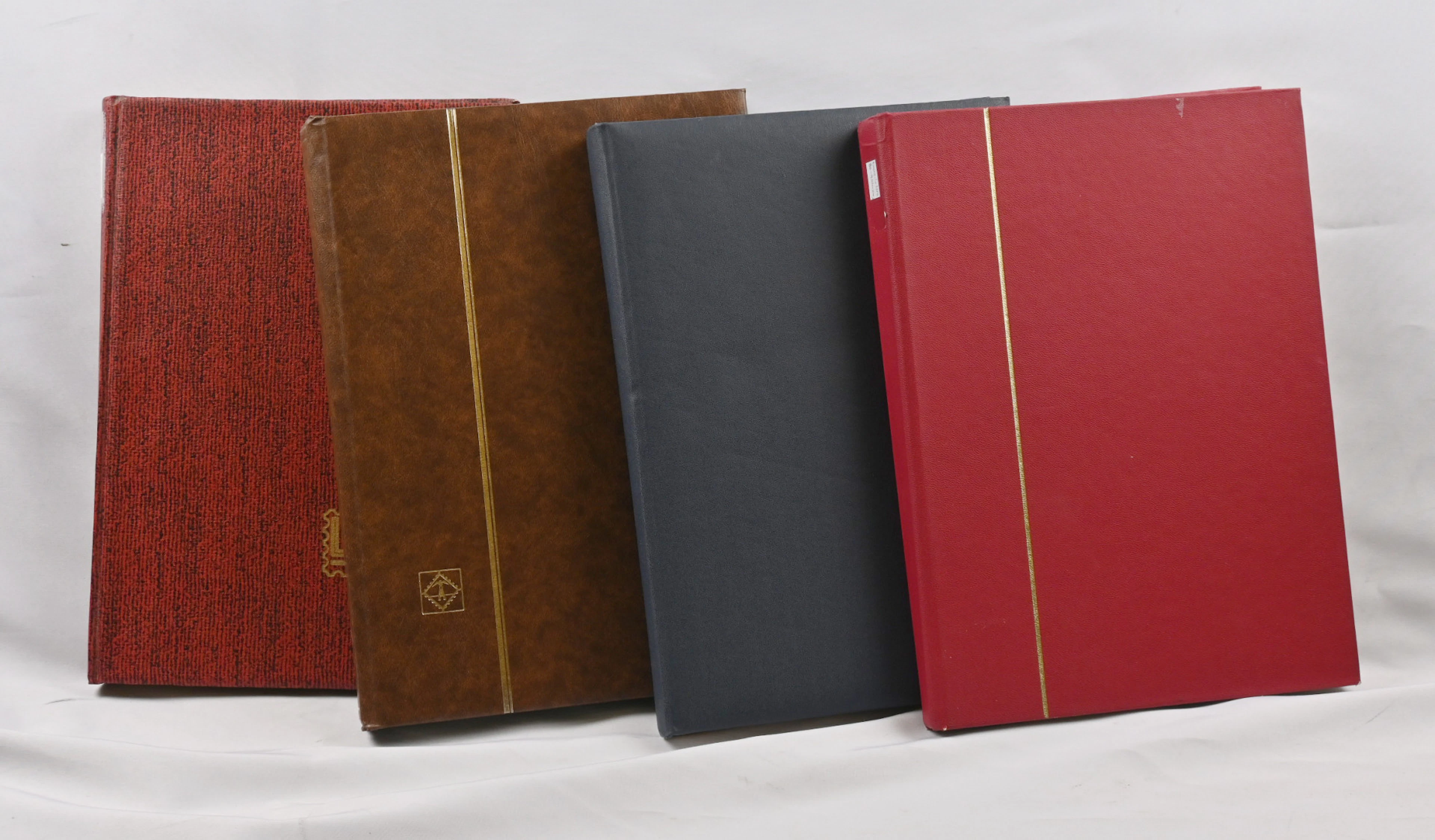 Plate blocks of six and larger multiples ca. 140 pieces in a stockbook.