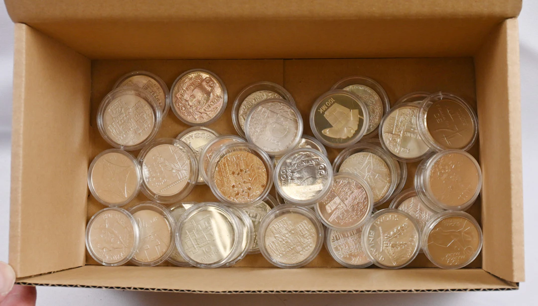 Commemorative coins fine selection of 38 coins including 100 markka