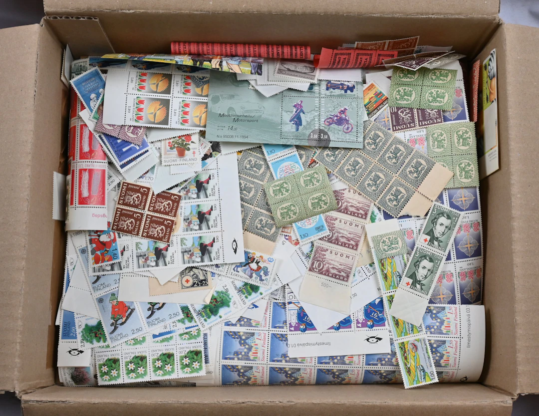 MNH ** material in a box, also over 150 booklets from 1980s