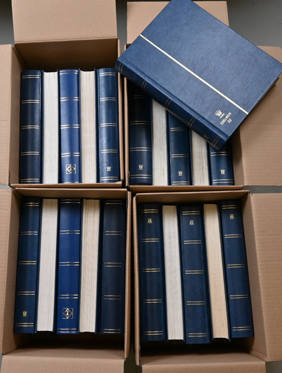 Large worldwide collection in 21 thick stockbooks, material from all