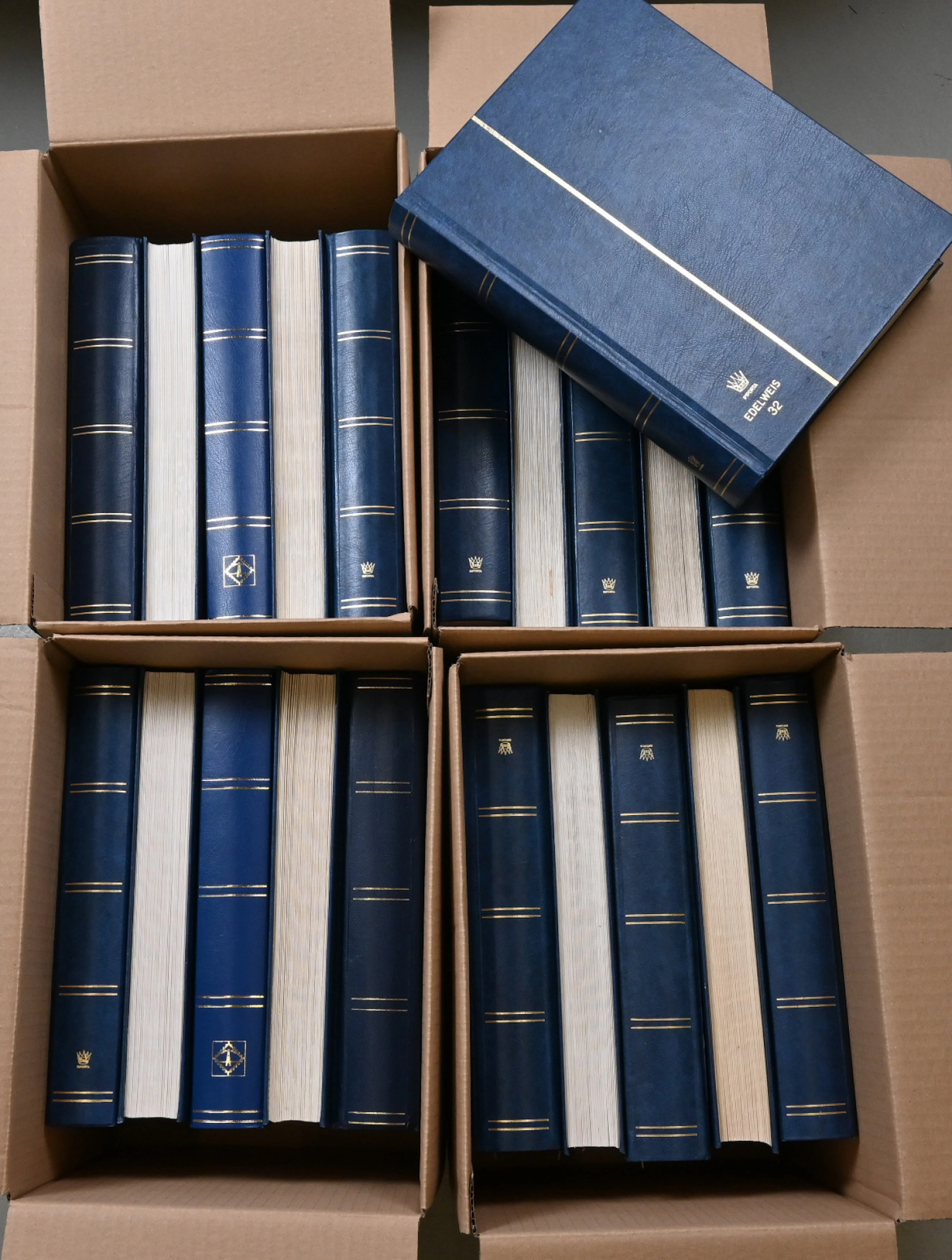Large worldwide collection in 21 thick stockbooks, material from all