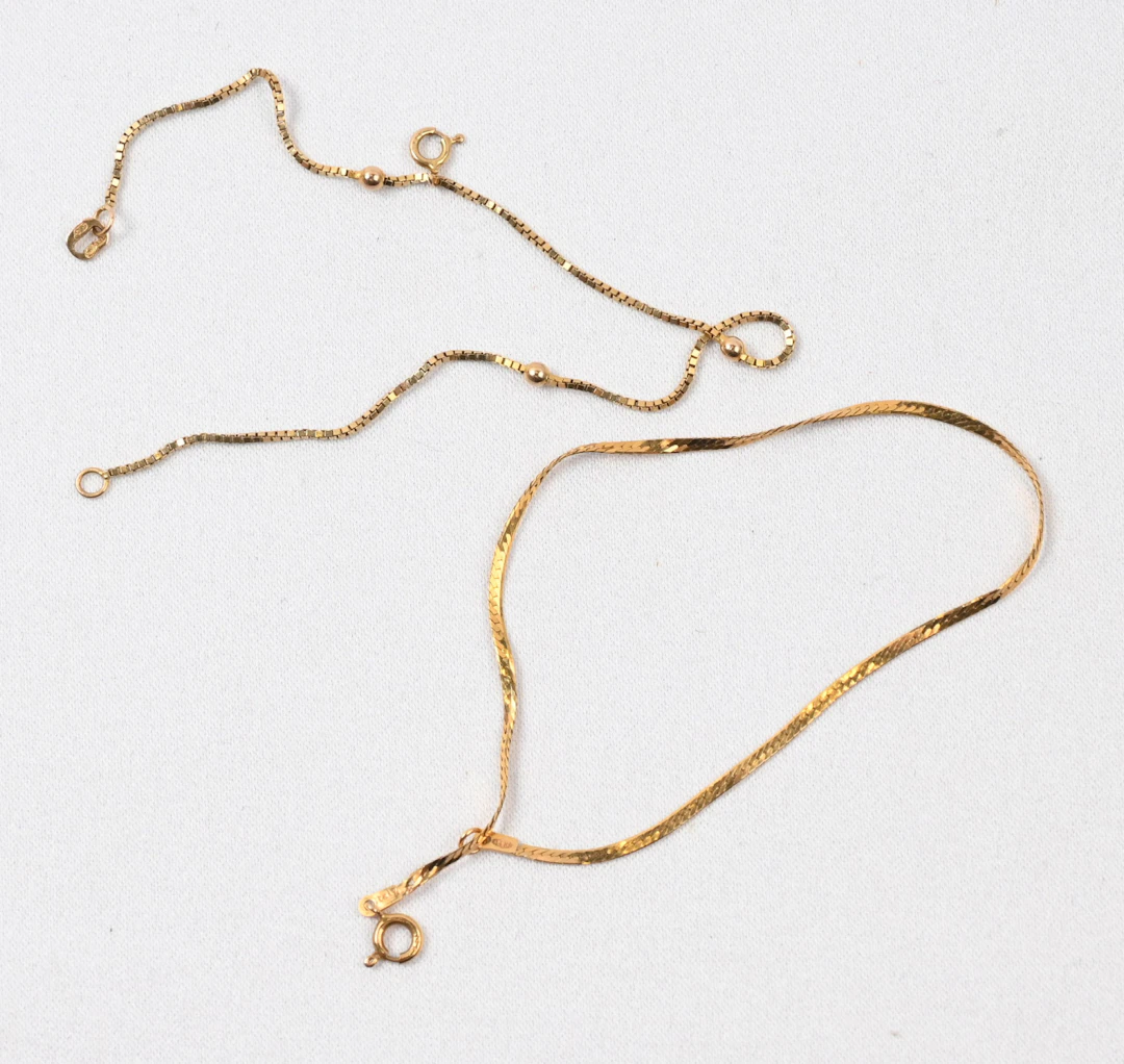 Bracelets two different types (14k/585), one with an Italy mark. Lengths
