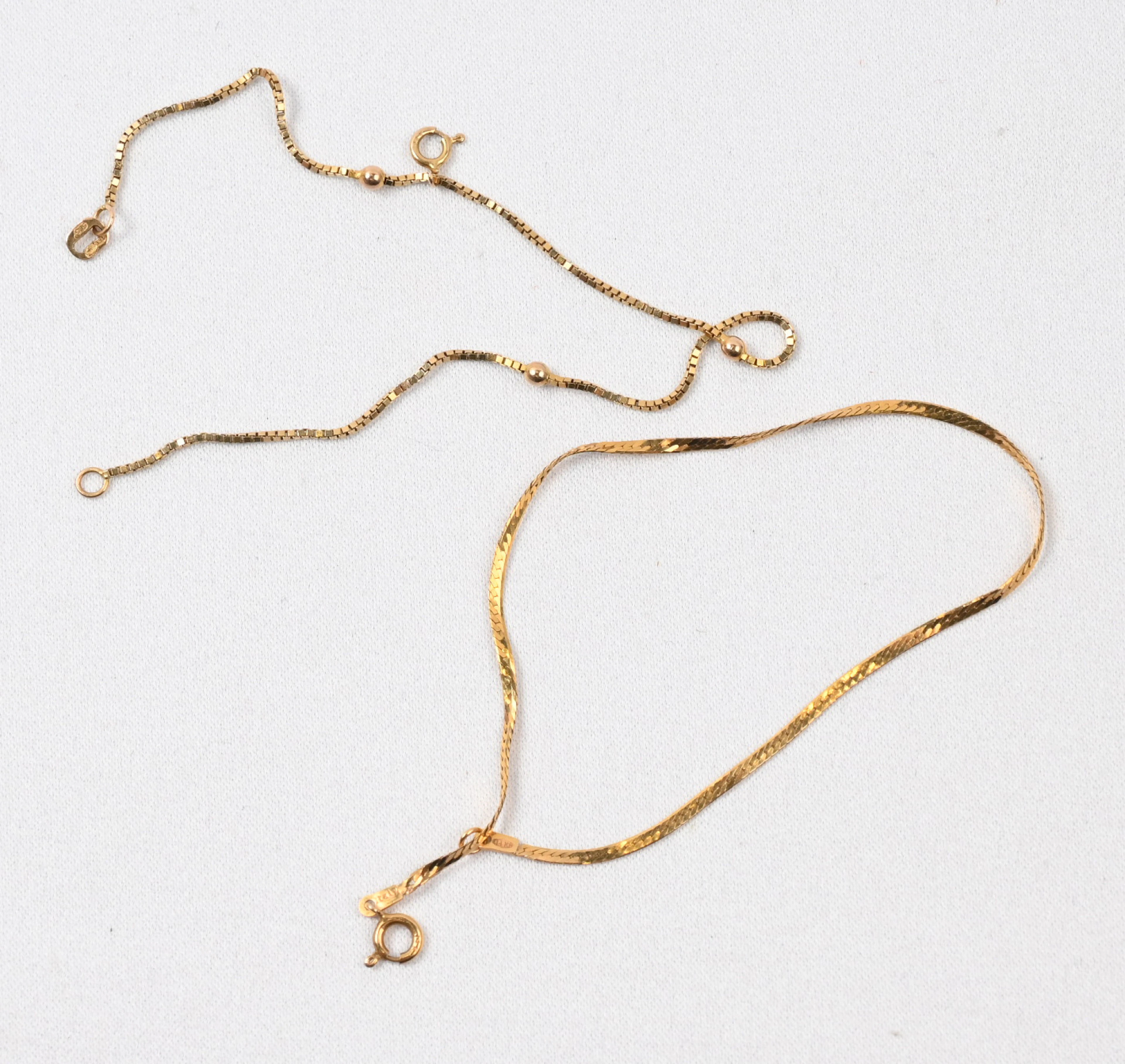 Bracelets two different types (14k/585), one with an Italy mark. Lengths