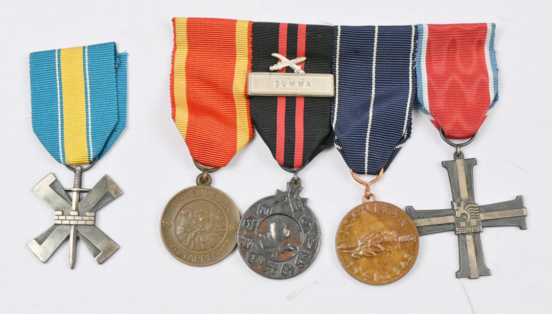Winter and Continuation War ribbon bar and additionally as loose the