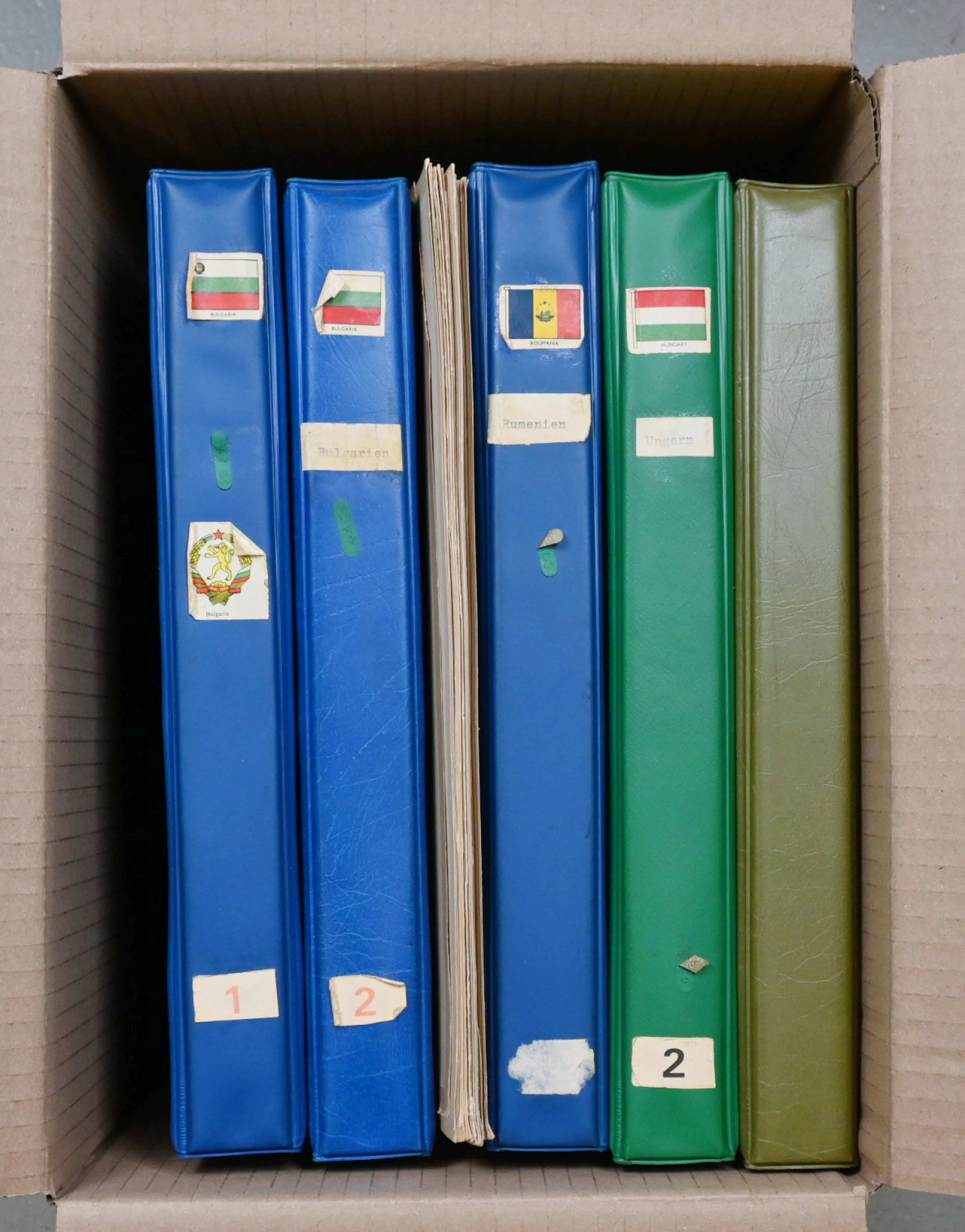 Bulgaria 1879 - 1977 collection in two albums as well as extra material
