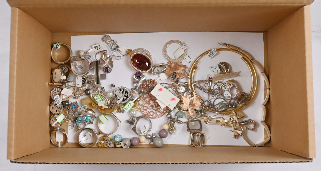Discovery lot mainly of silver jewelry – very versatile!