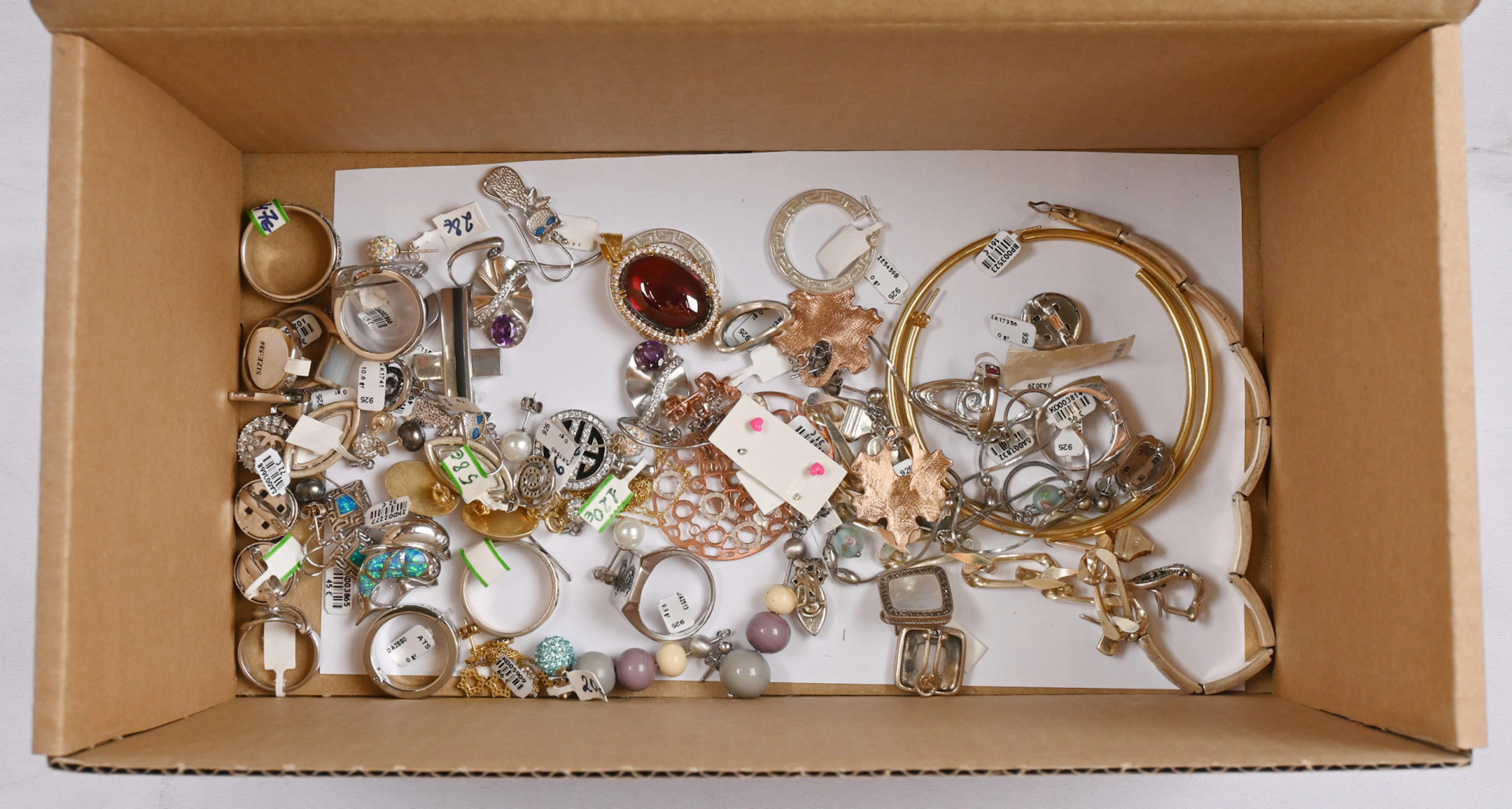 Discovery lot mainly of silver jewelry – very versatile!