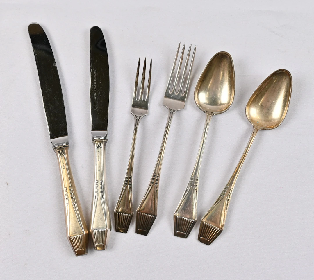Six silver servers (830/813).