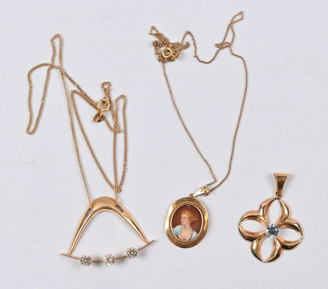Necklaces with gemstones etc. three pieces (one without a chain).