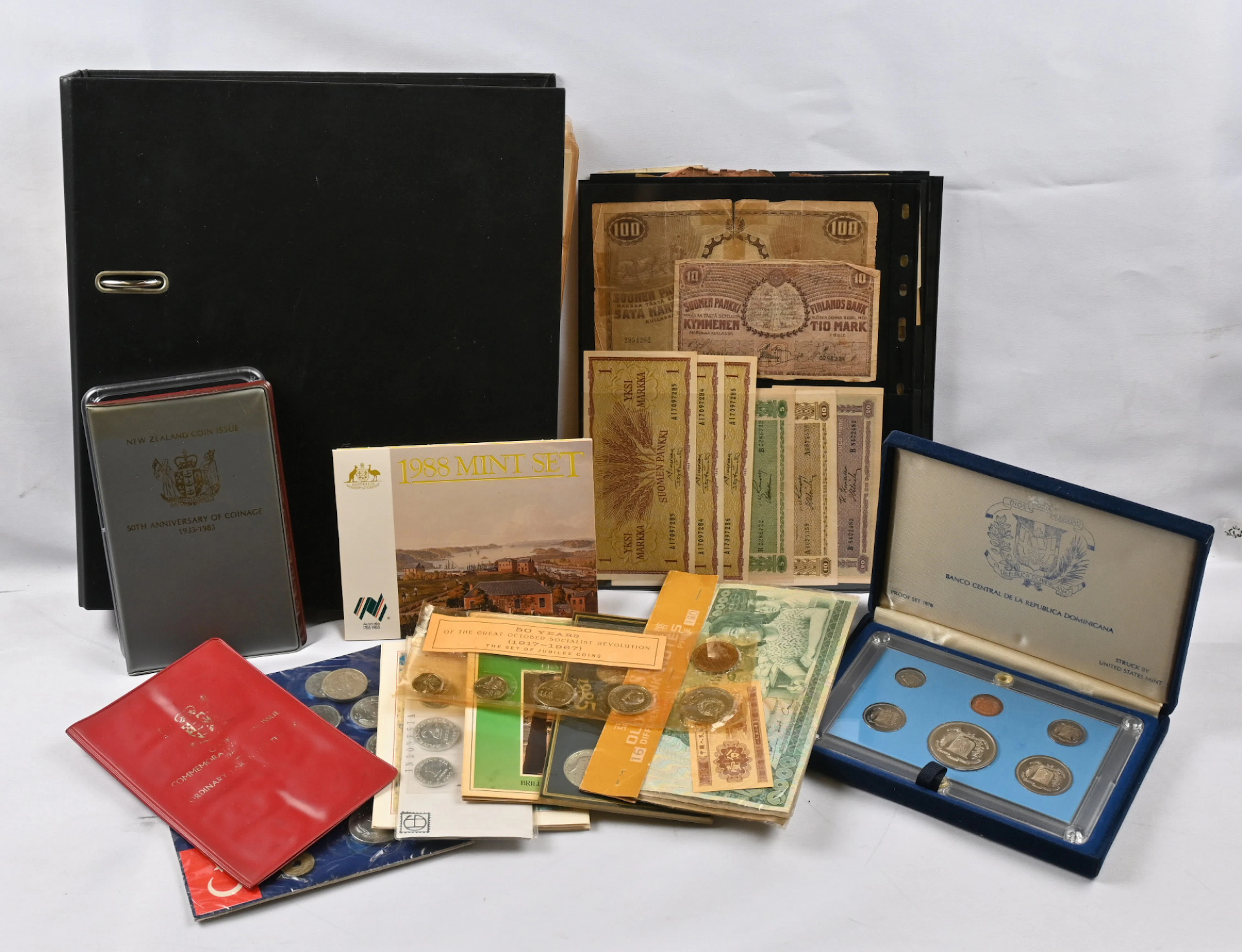 Worldwide selection of coins in binder, ca. 3 KG. In addition ca.