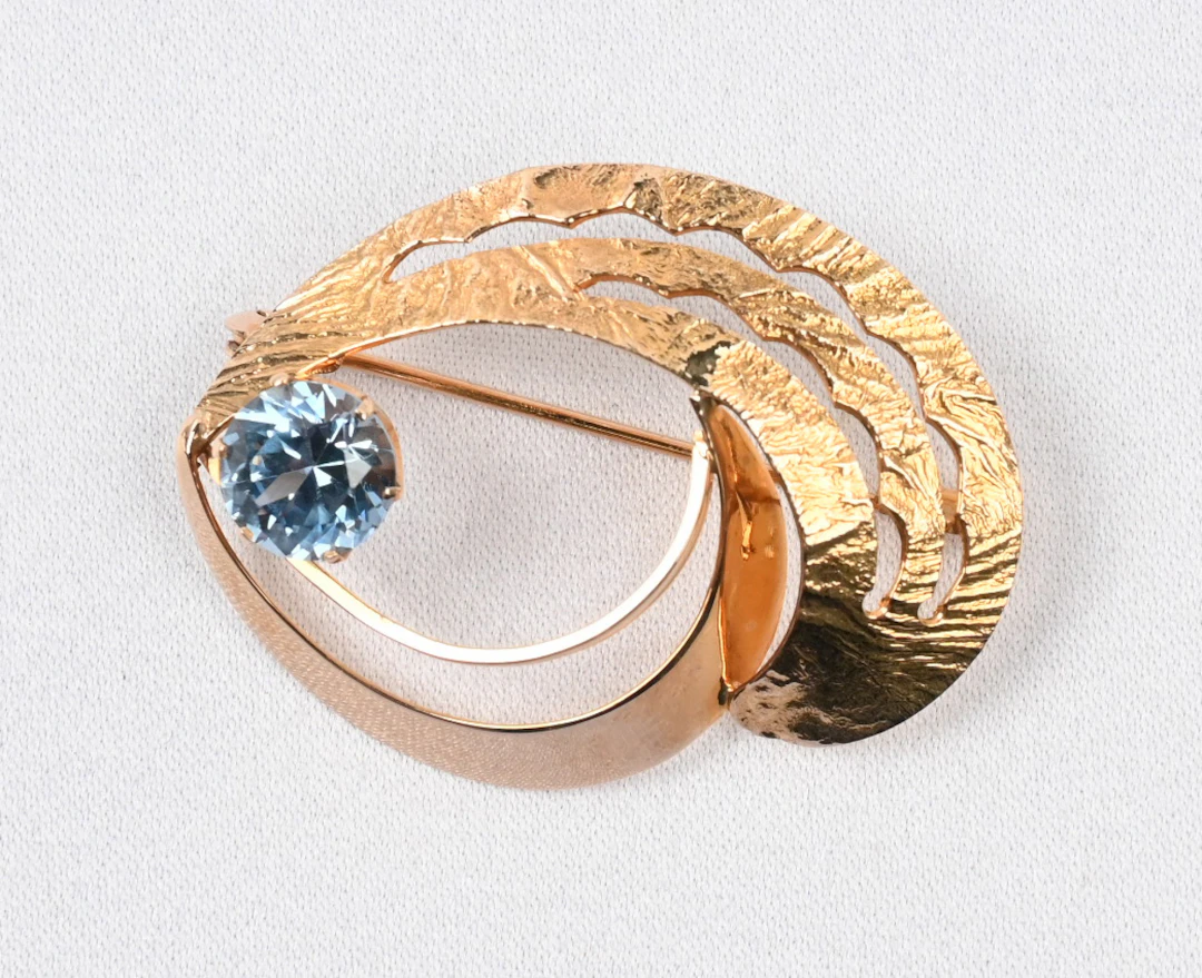 Topaz brooch, gold (14 k). Gross weight approximately 4½ g.