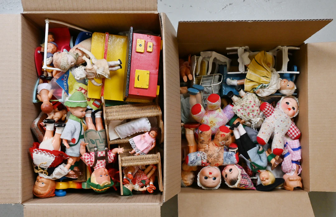 Toys, furniture related to dollhouses and playing, dolls etc. approximately