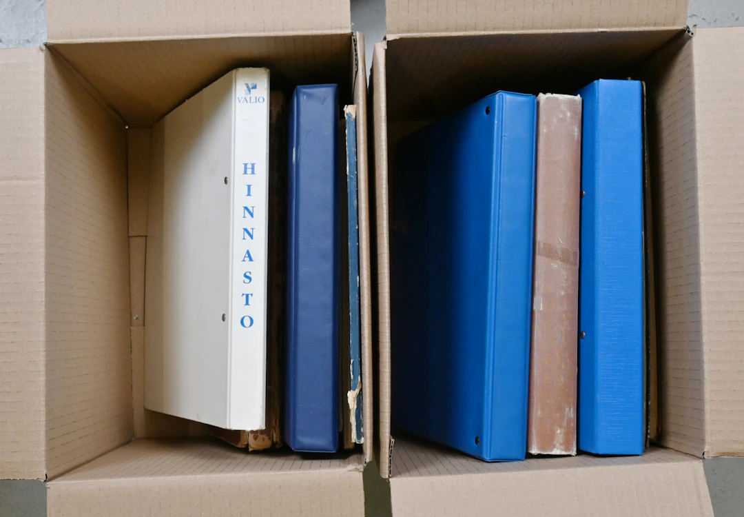 In six binders old selection of cards from Finland and foreign countries