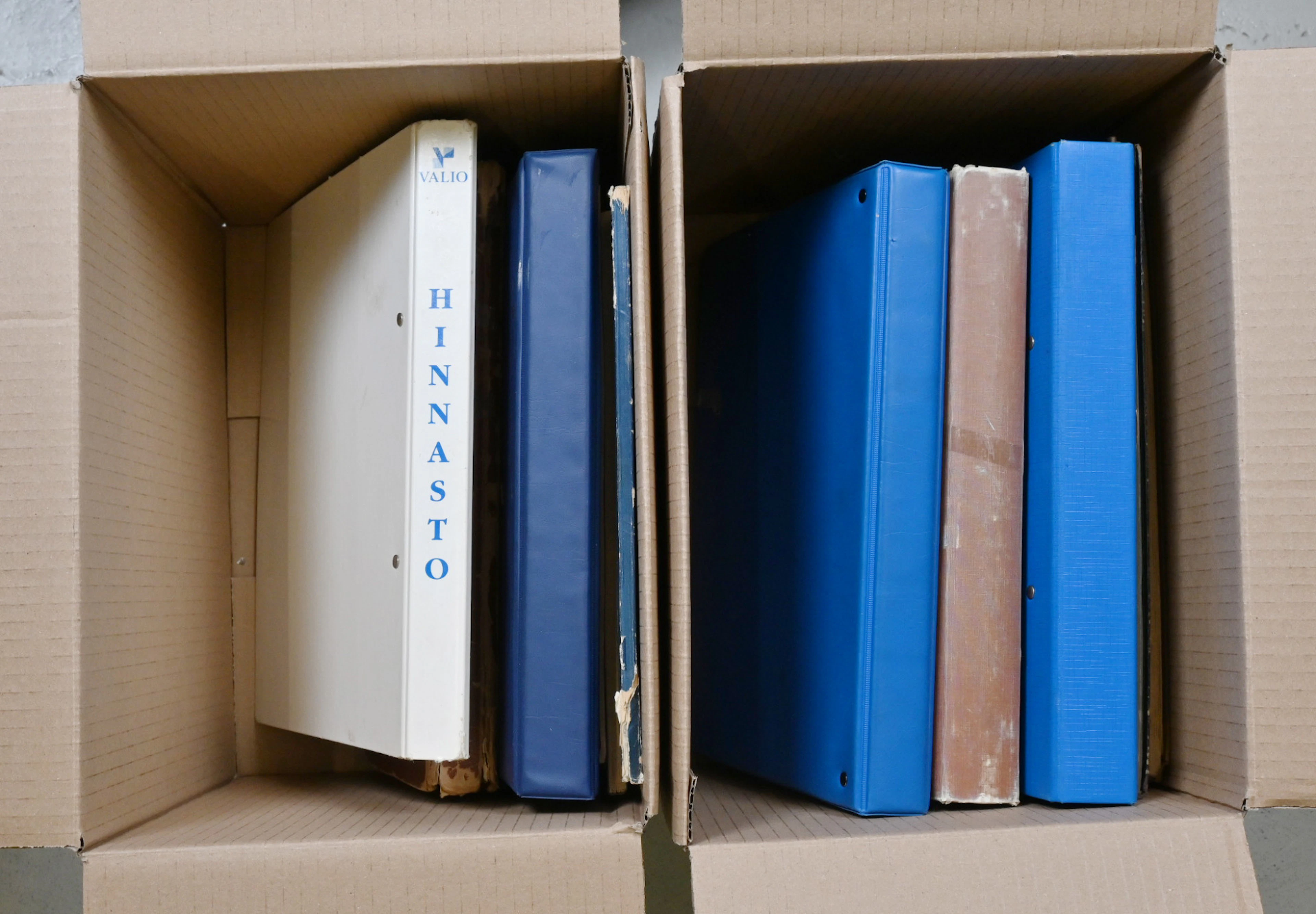 In six binders old selection of cards from Finland and foreign countries