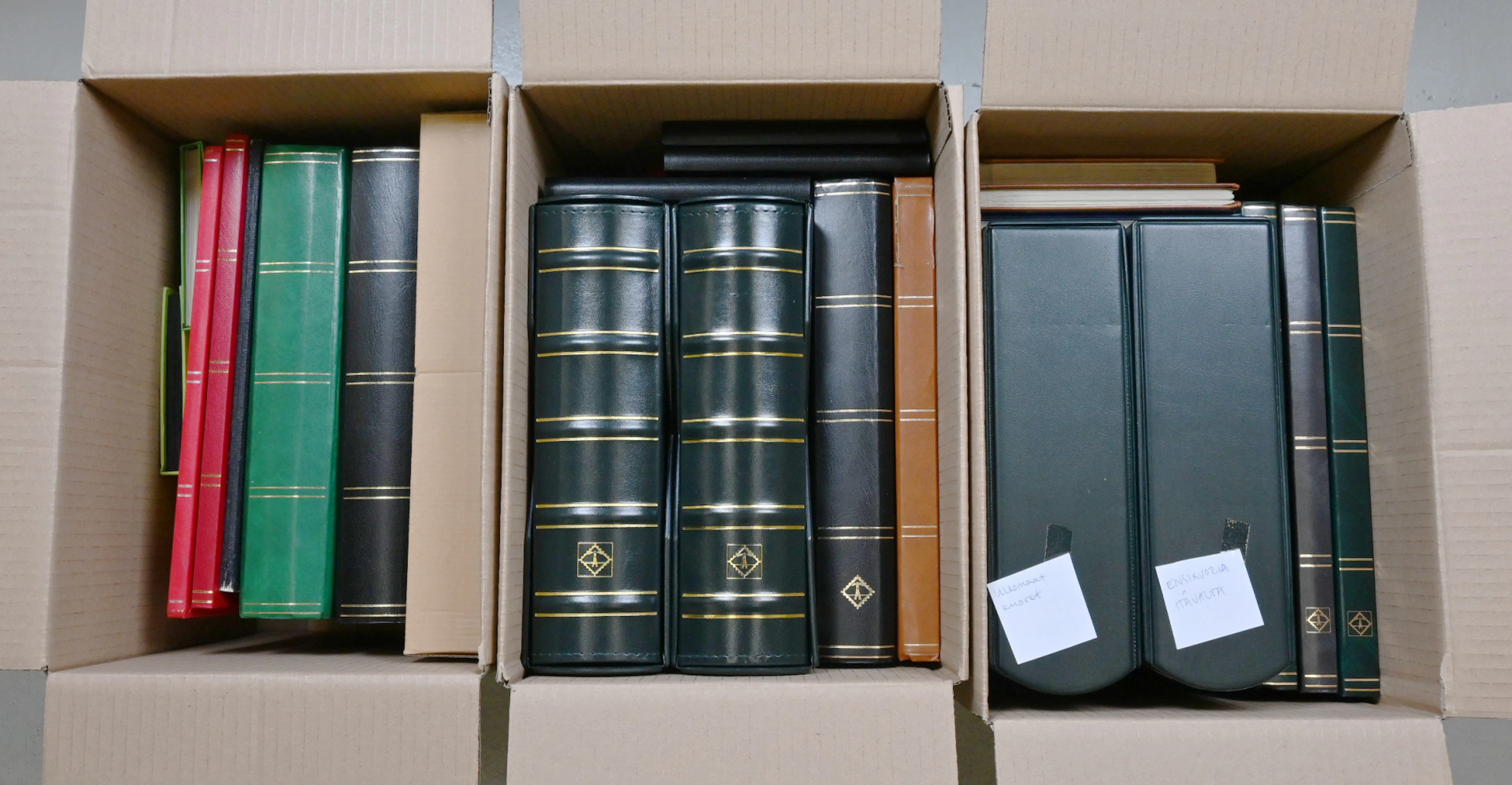 Large mixed material in 10 stockbooks, 11 small stockbooks, on stockcards