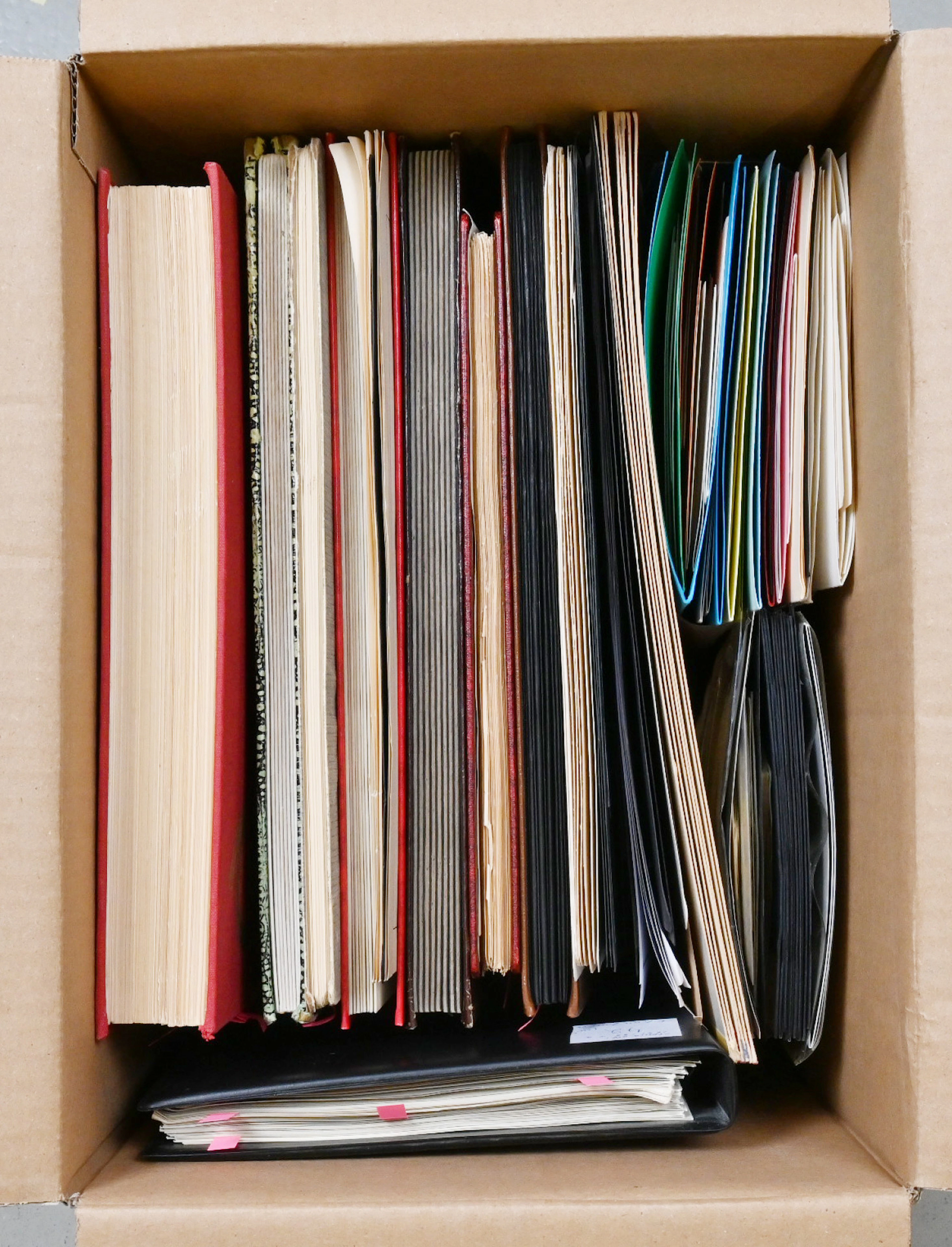 Mixed discovery lot of Nordic countries in a 10 KG box. Stockbooks