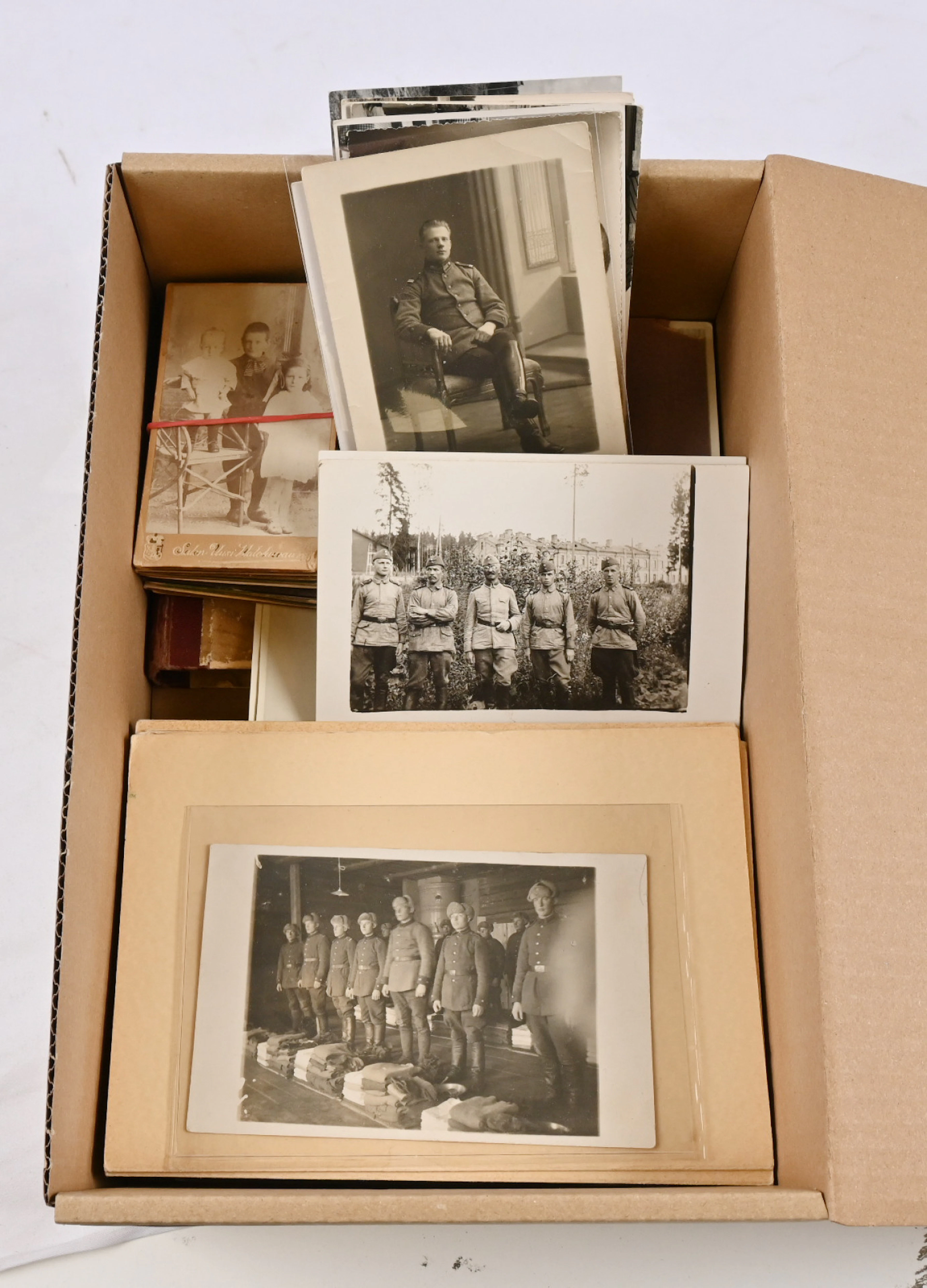 Old photographs selection in a box of over 1 KG. Mainly portraits